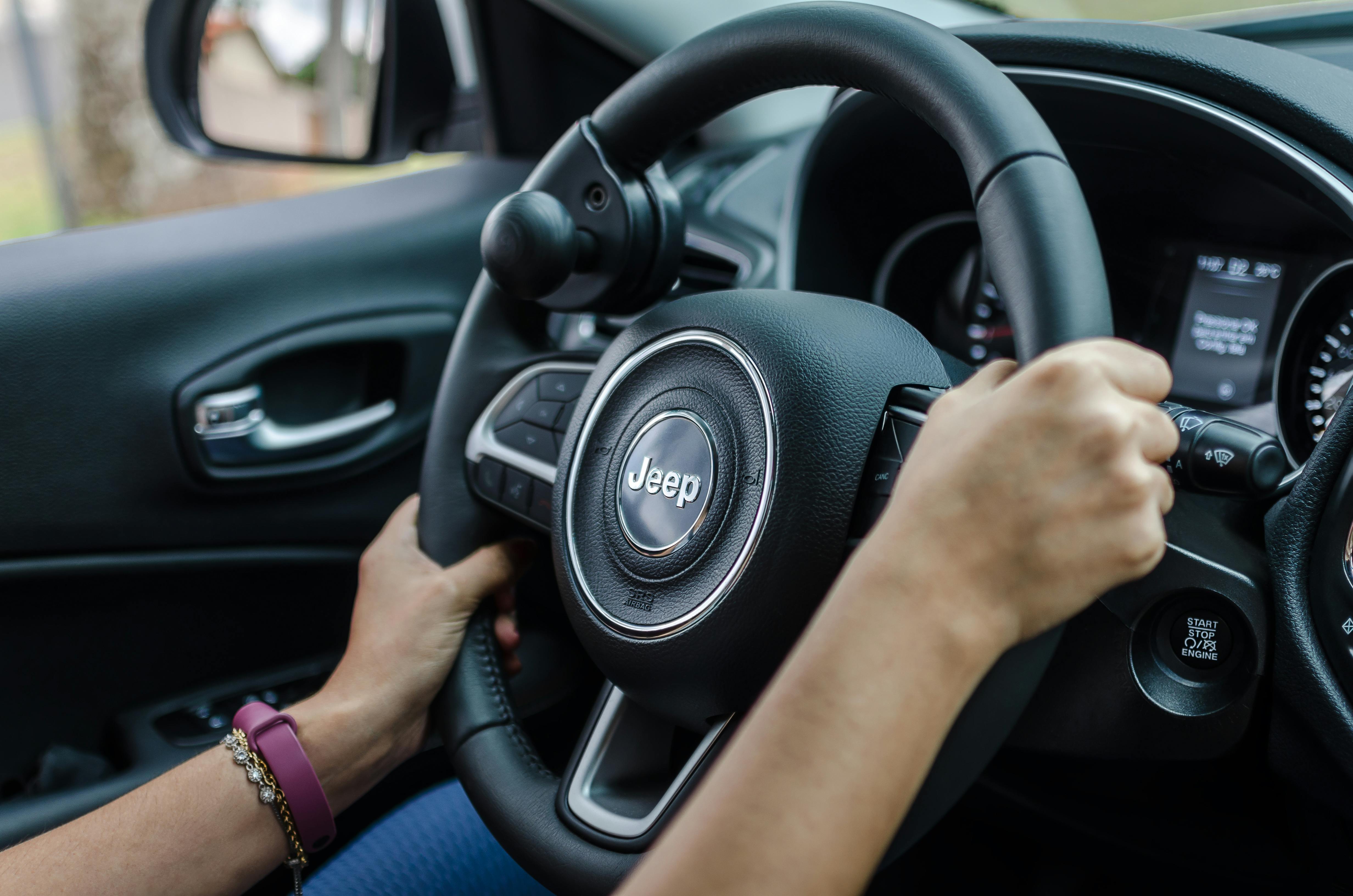 Manos agarrando el volante | Fuente: Pexels