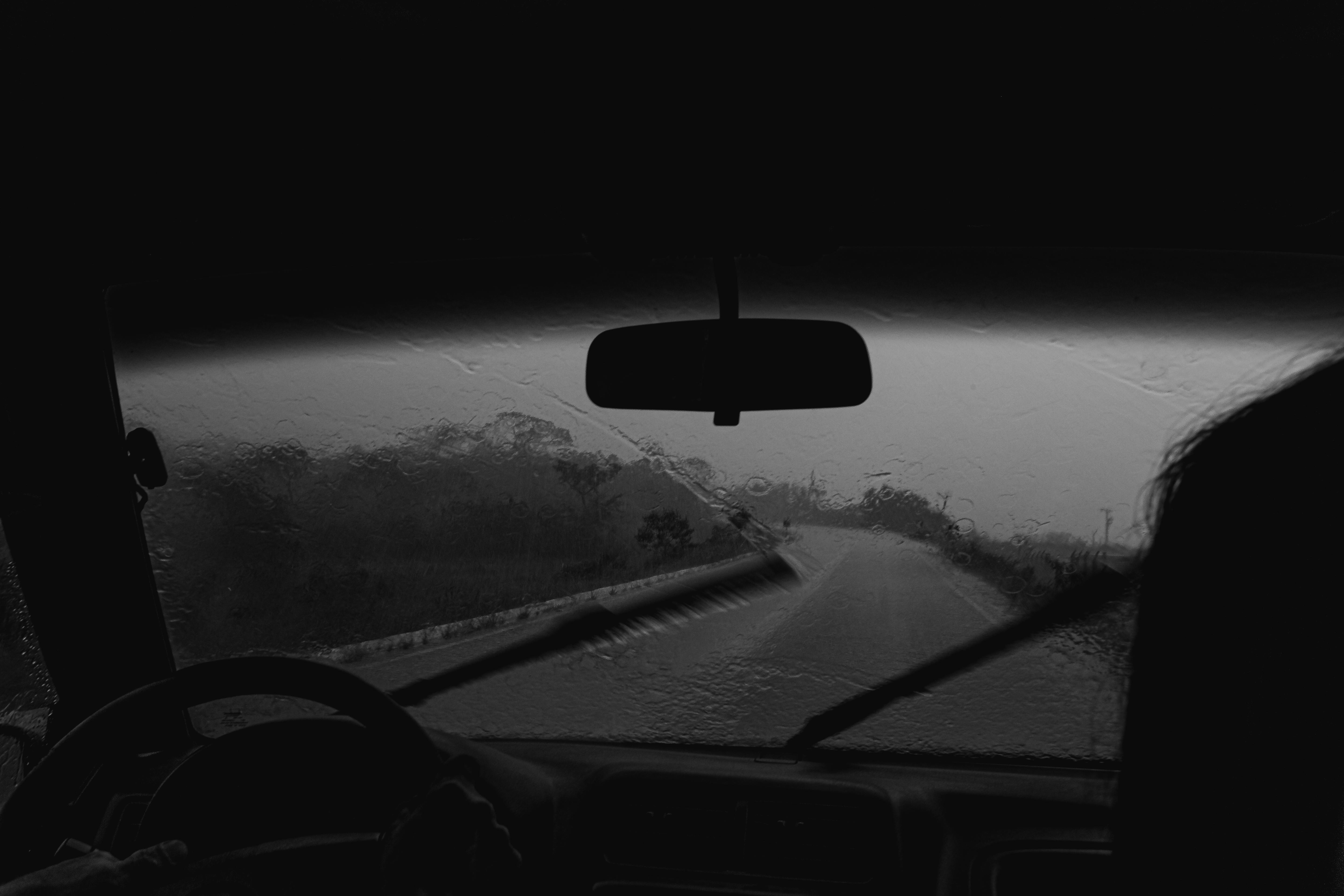 Una persona conduciendo un automóvil mientras llueve | Fuente: Pexels