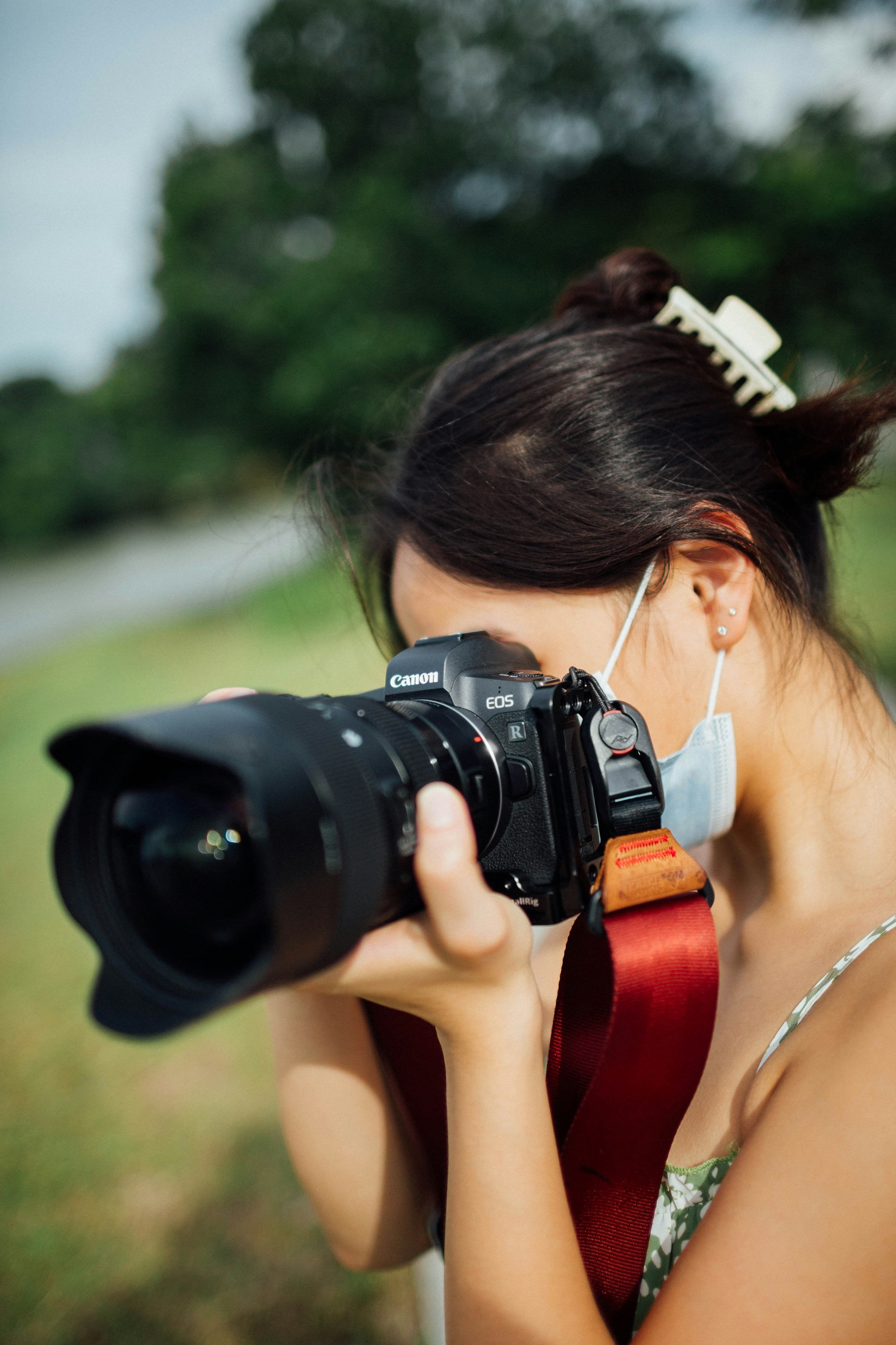 Una mujer sujetando una cámara DSLR | Fuente: Unsplash