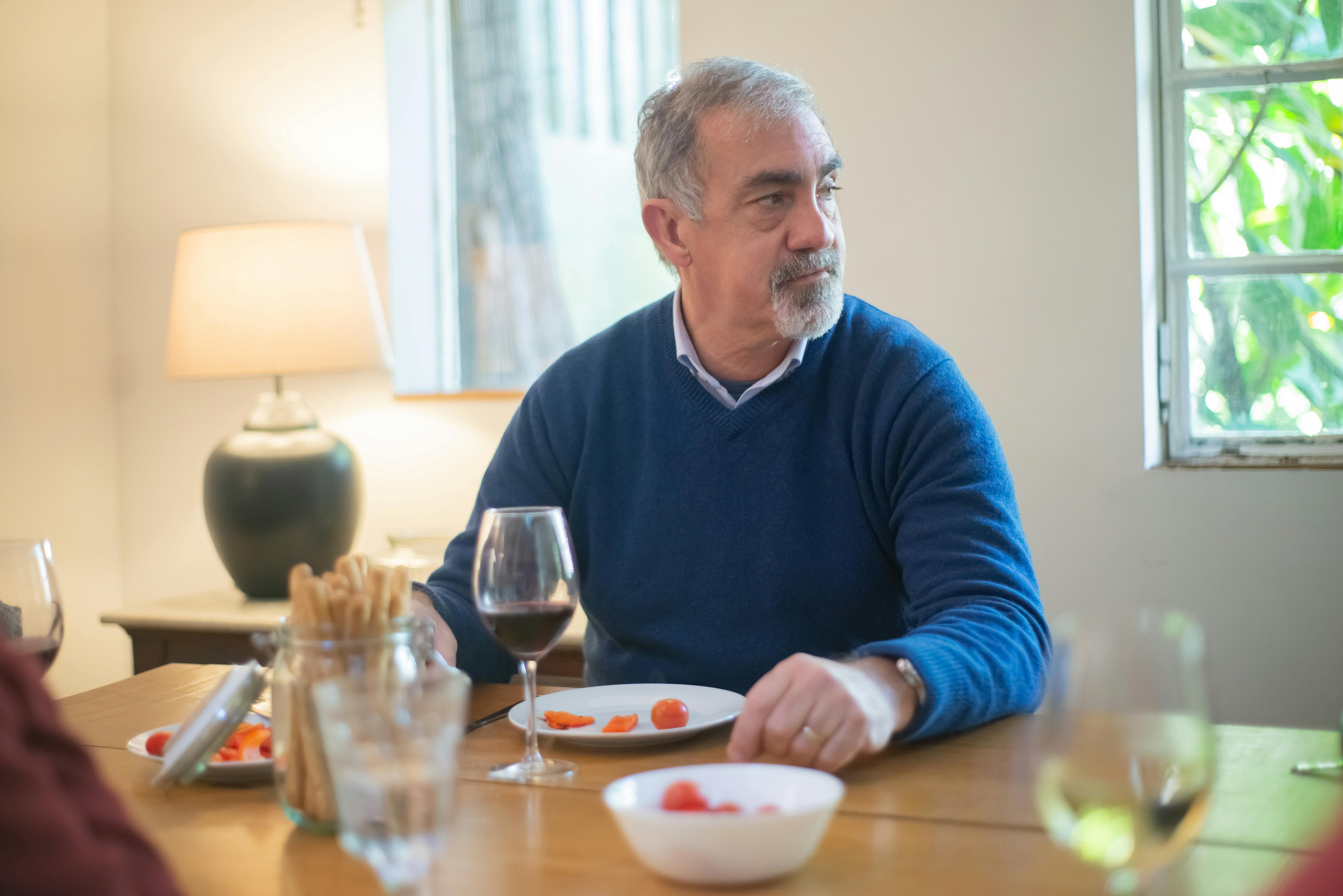Hombre mayor en una mesa | Fuente: Pexels