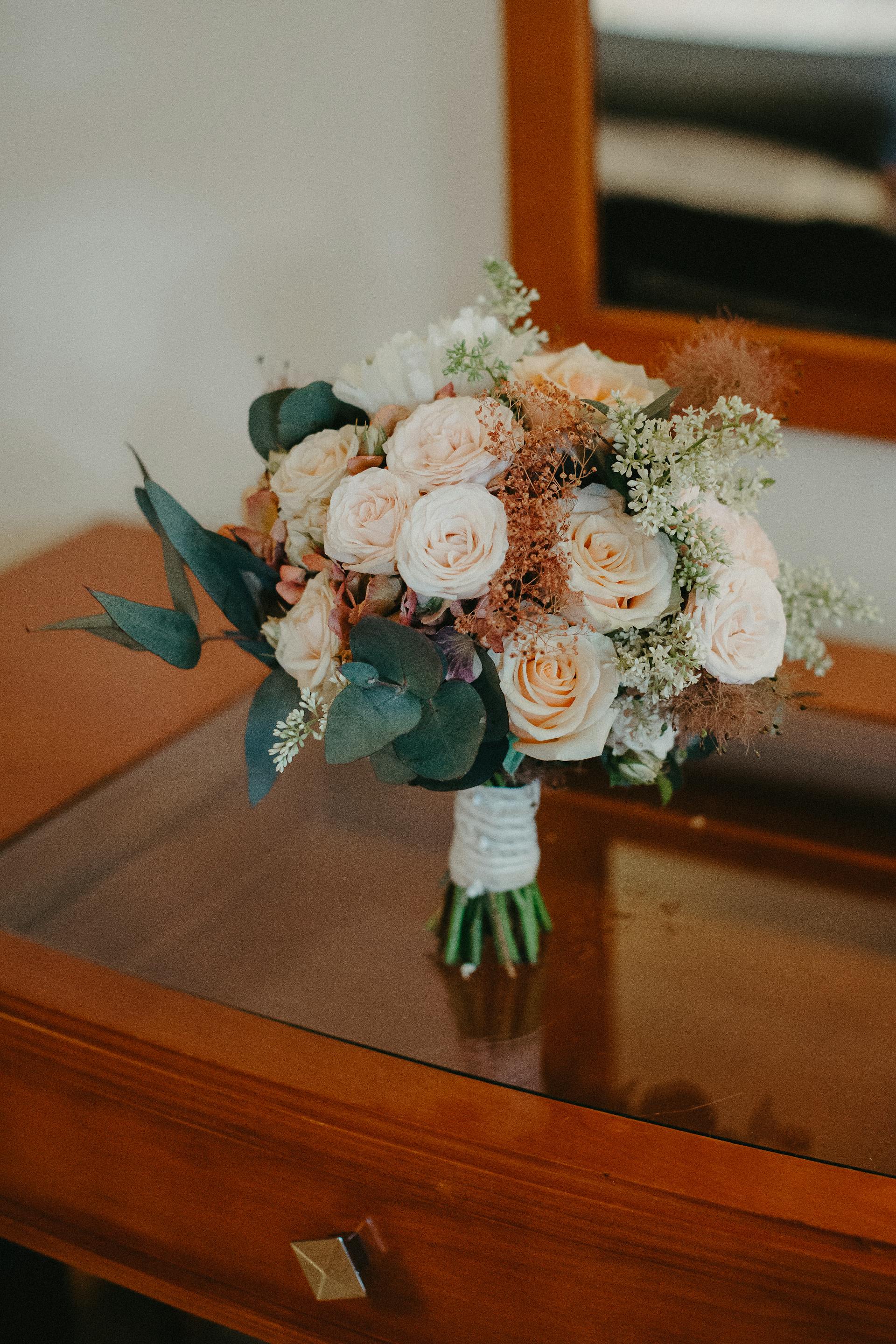 Un ramo de rosas sobre una mesa de madera | Fuente: Pexels