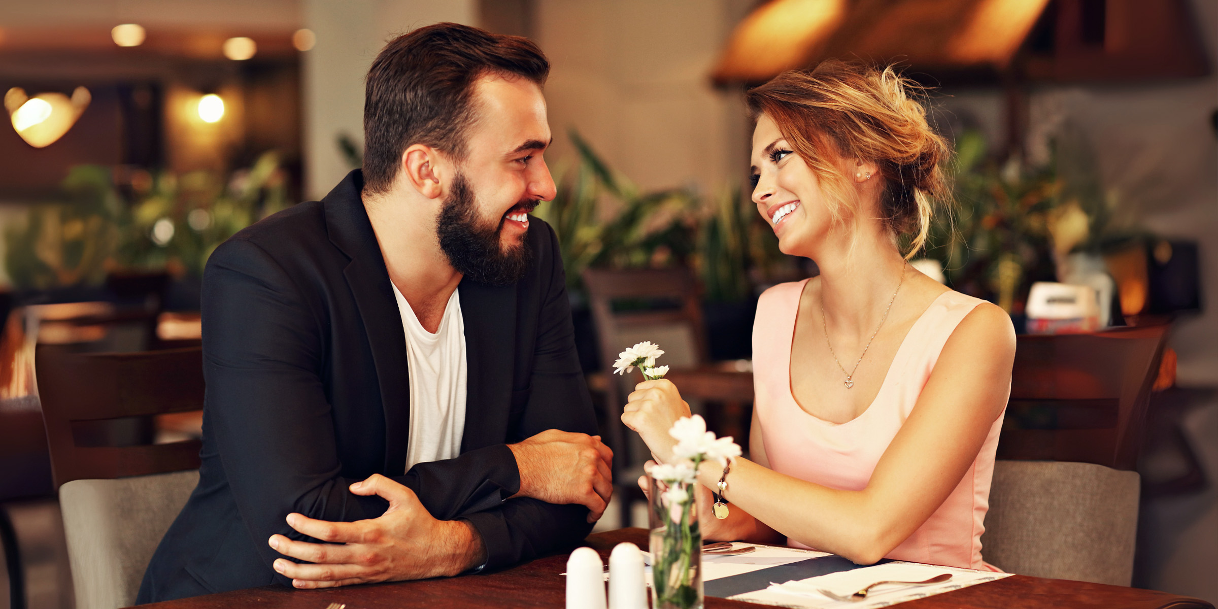 Una pareja feliz en una cita romántica | Fuente: Shutterstock