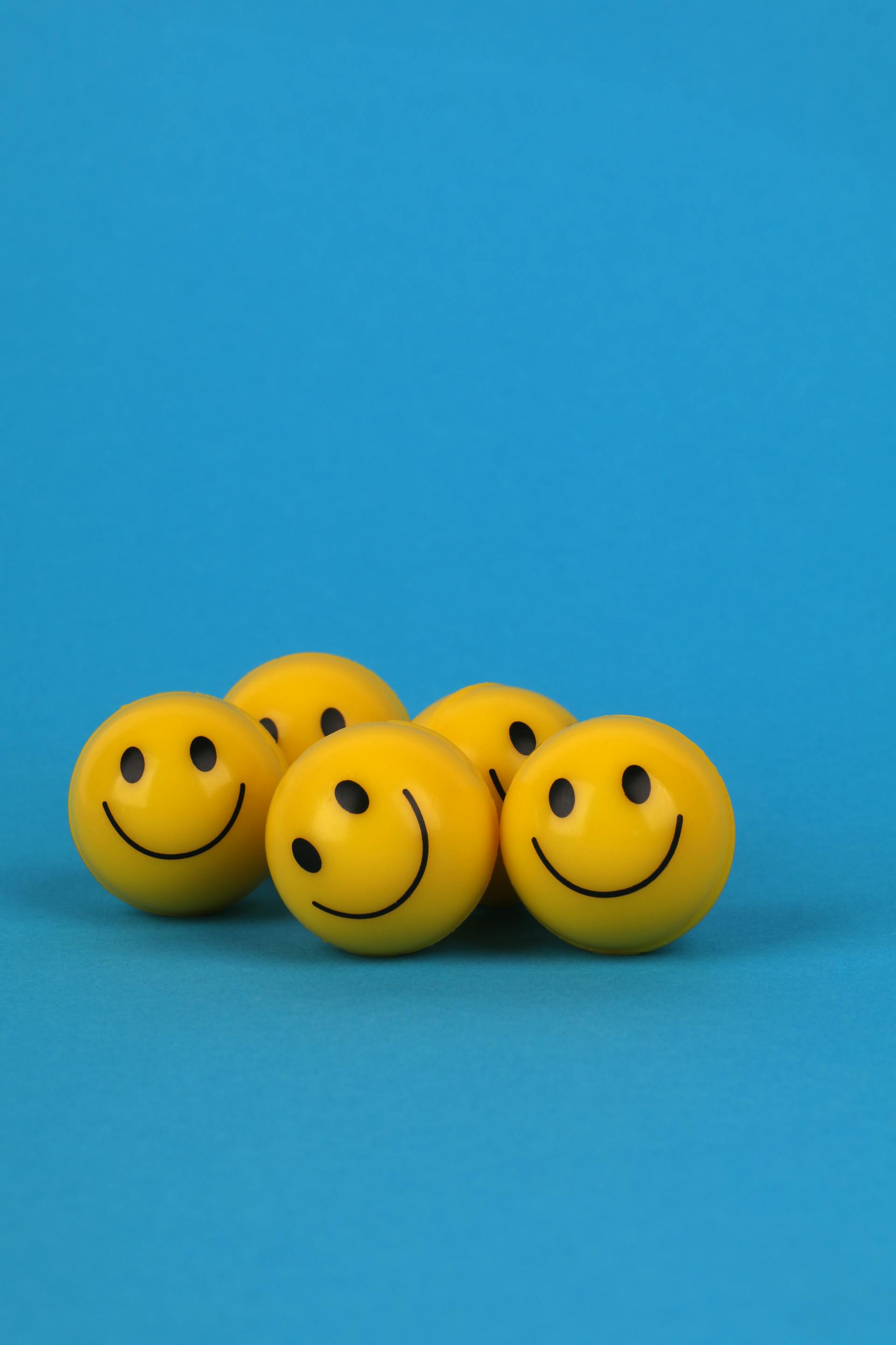 Bolas amarillas con caras sonrientes | Fuente: Pexels