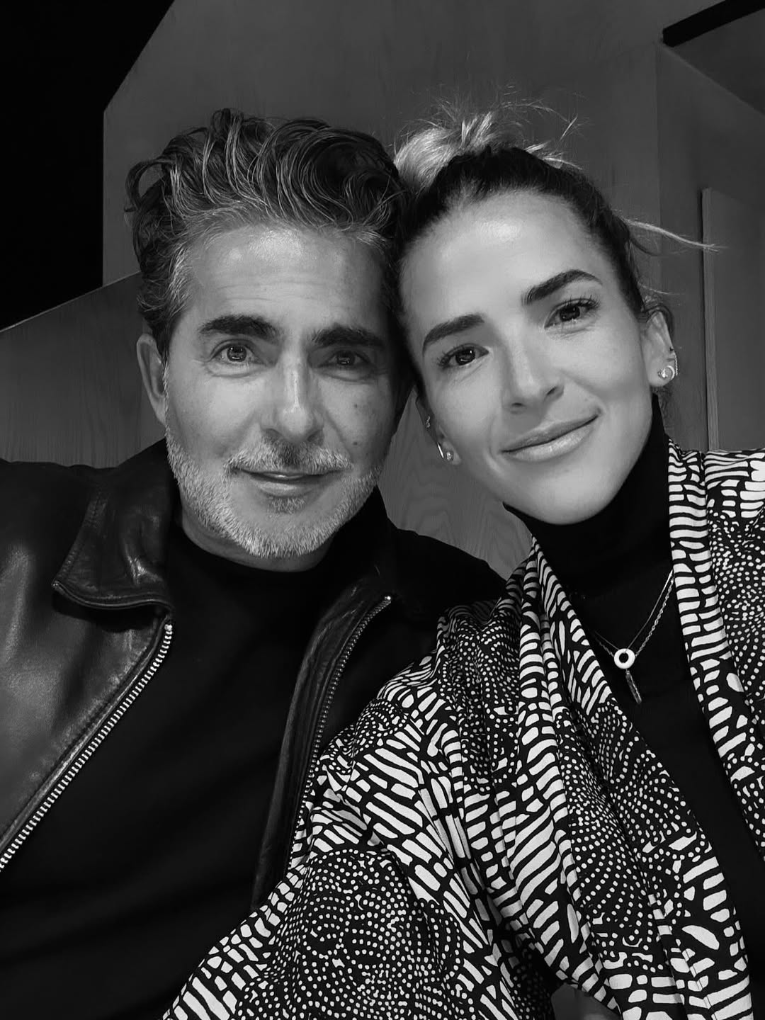 Raúl Araiza junto a su novia, Yaya. | Fuente: Instagram/@negroaraiza