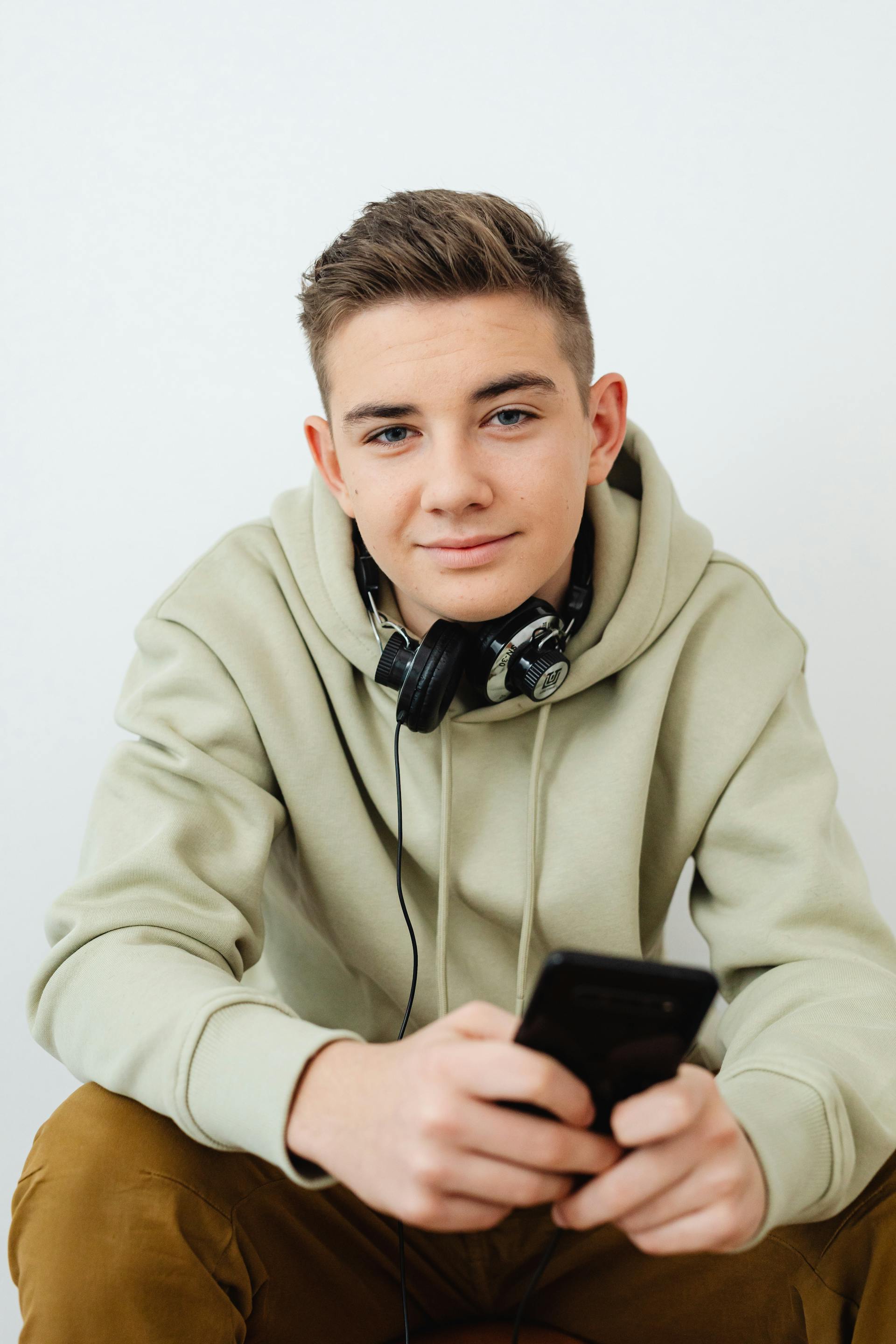 Un adolescente sonriente | Fuente: Pexels