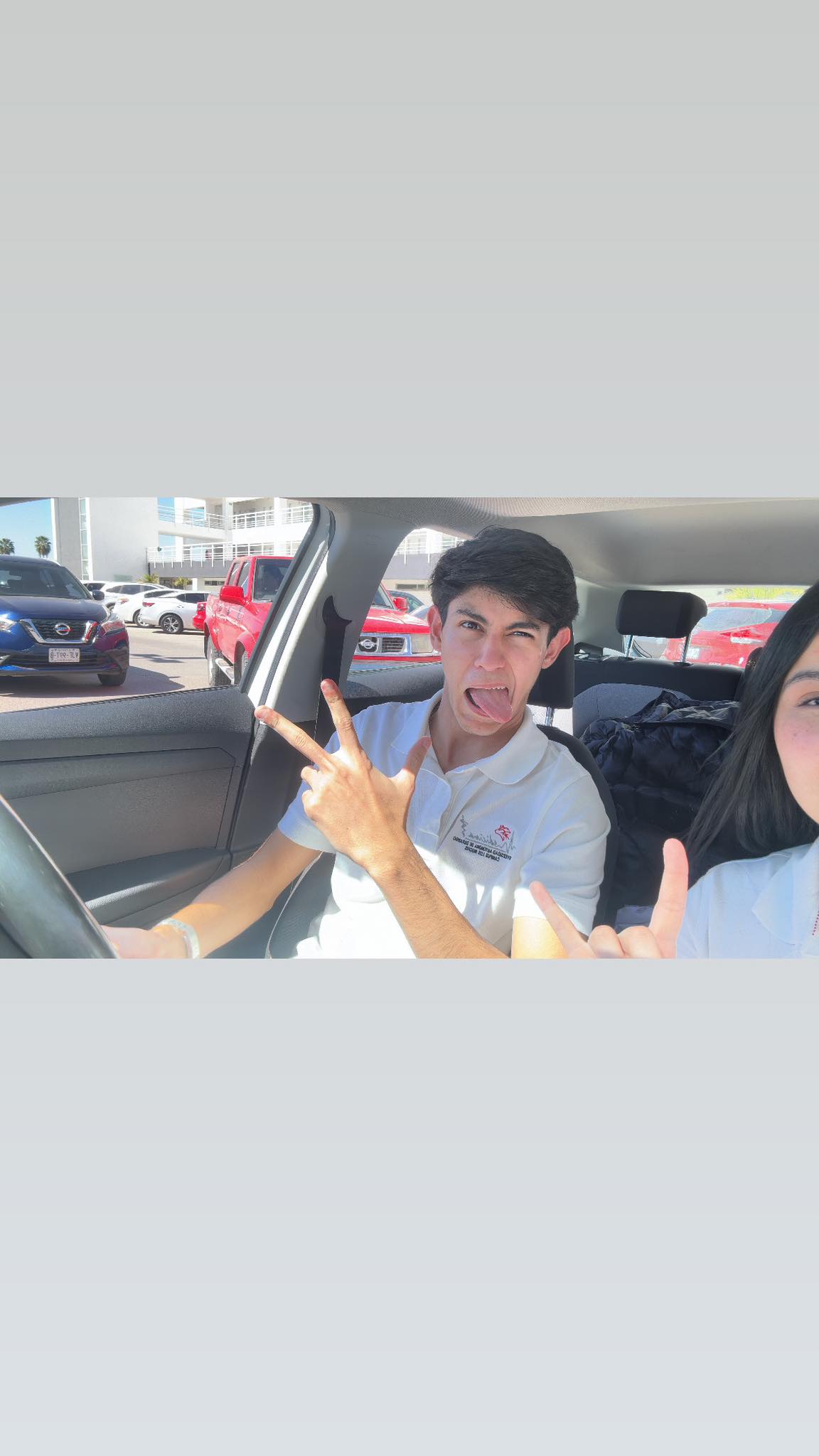 Mackie Romero Núñez con una amiga | Fuente: facebook.com/alexayamileth.acostafernandez