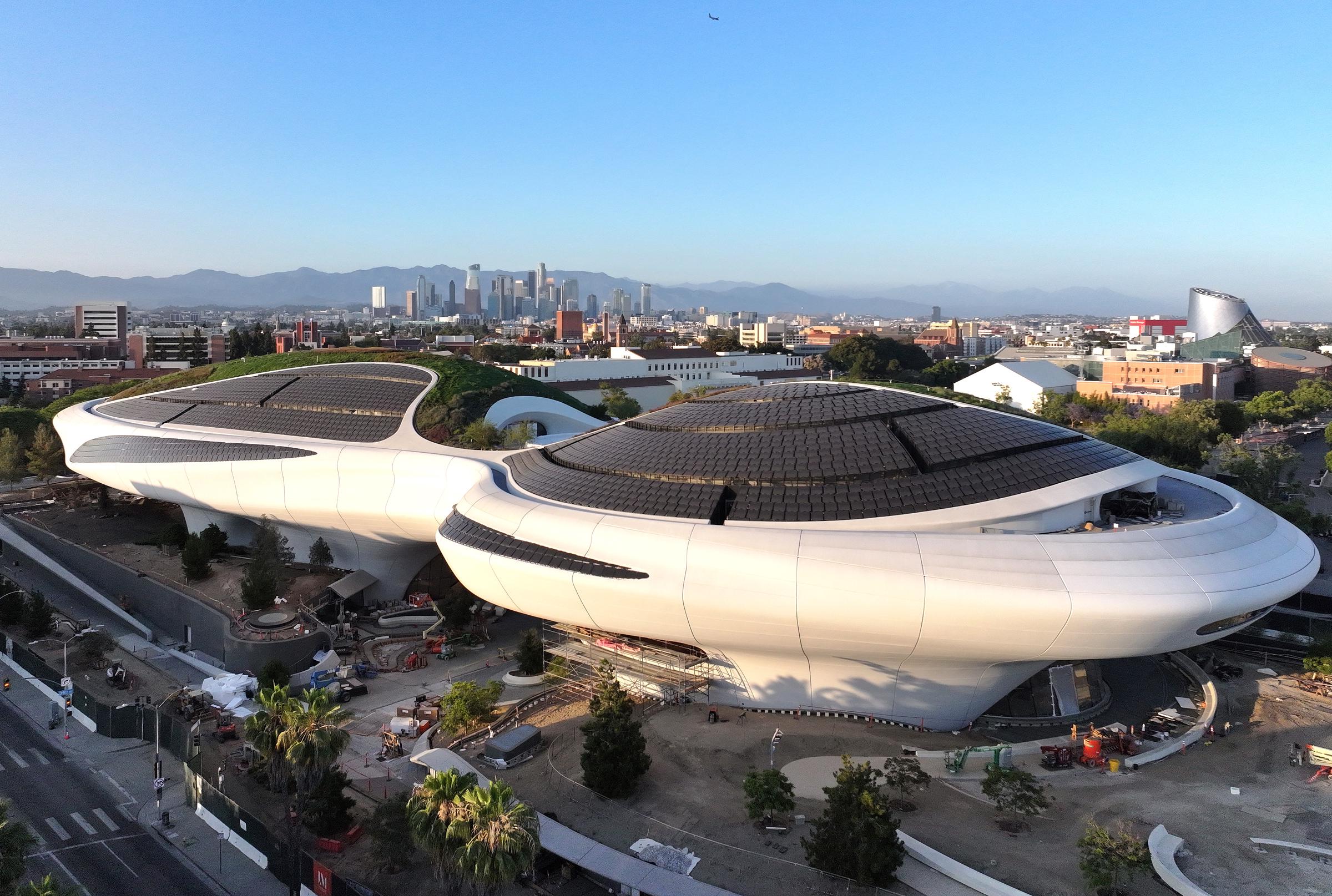 Una vista aérea muestra la forma sinuosa y la amplia azotea del Museo Lucas de Arte Narrativo, ahora que el edificio está a punto de terminarse. El perfil urbano de Los Ángeles que lo rodea da una idea de la magnitud del museo dentro del Exposition Park. | Fuente: Getty Images