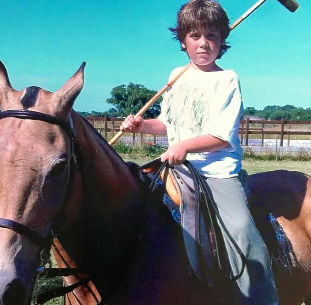 Franco Colapinto de niño montando a caballo | Fuente: Instagram/francolapinto