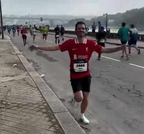 Bruno Duarte en el Maratón de Oporto. | Fuente: tiktok.com/@elespanolcom