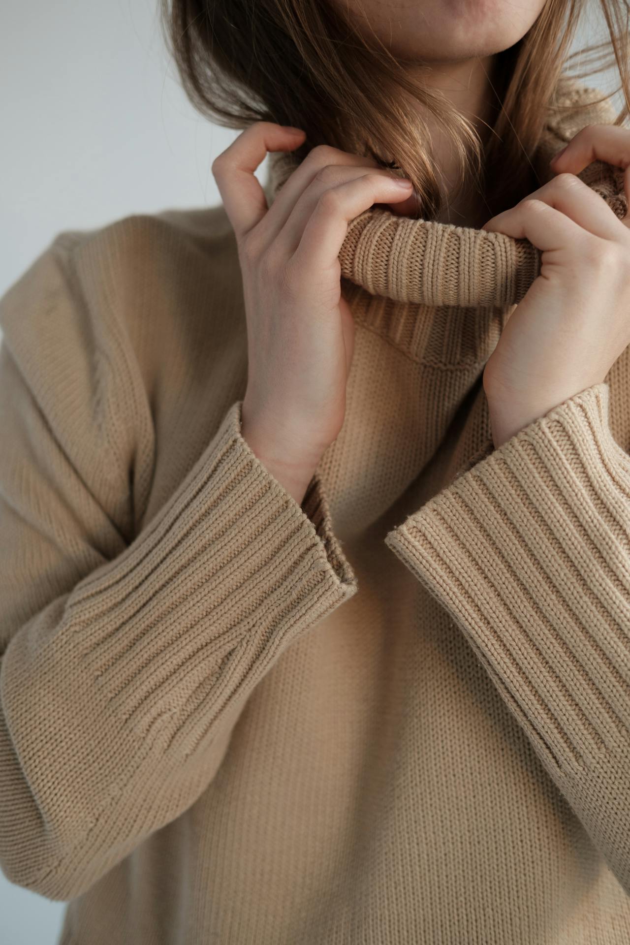 Una mujer con un jersey beige | Fuente: Pexels