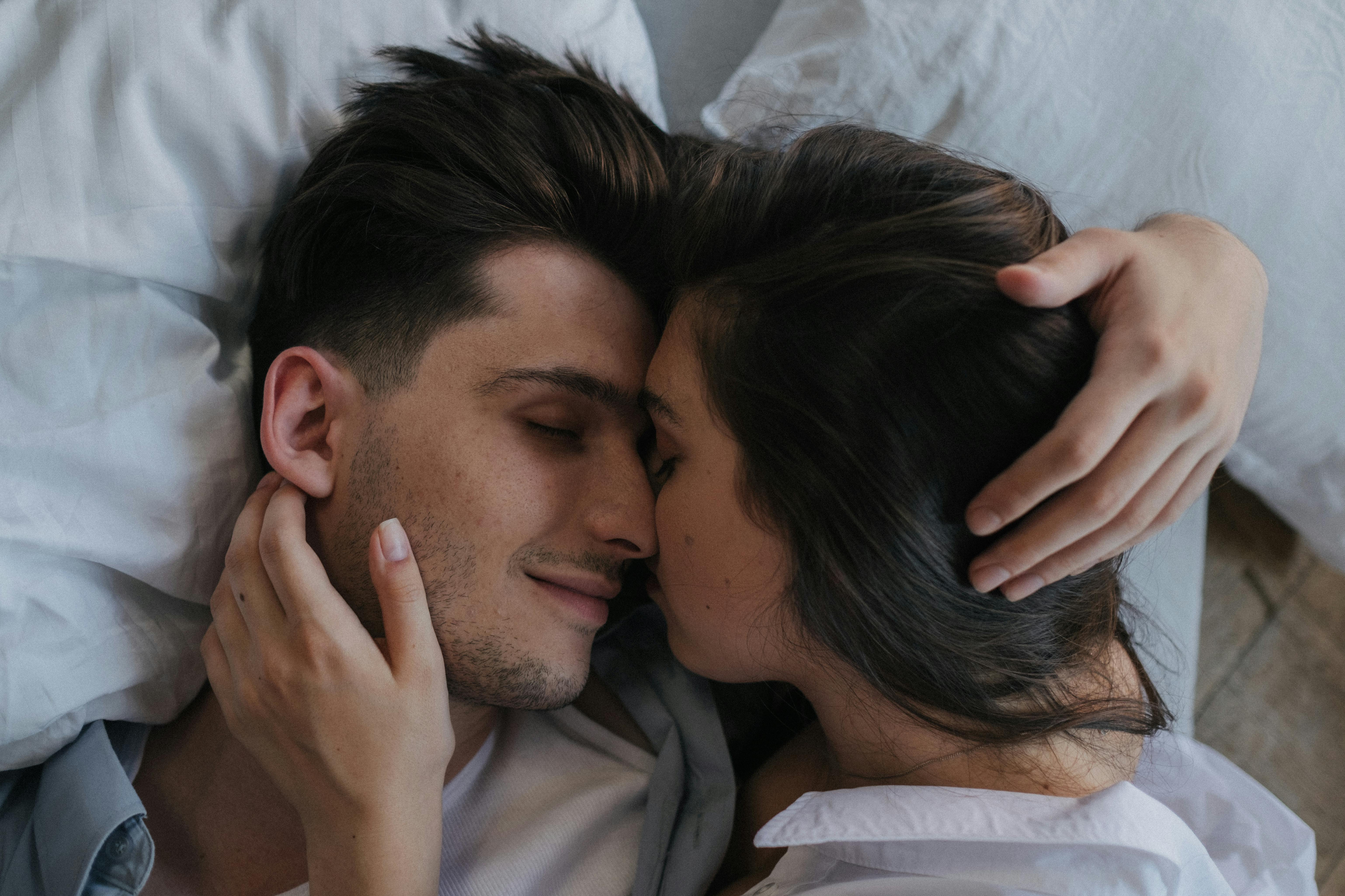 Una pareja en la cama | Fuente: Pexels