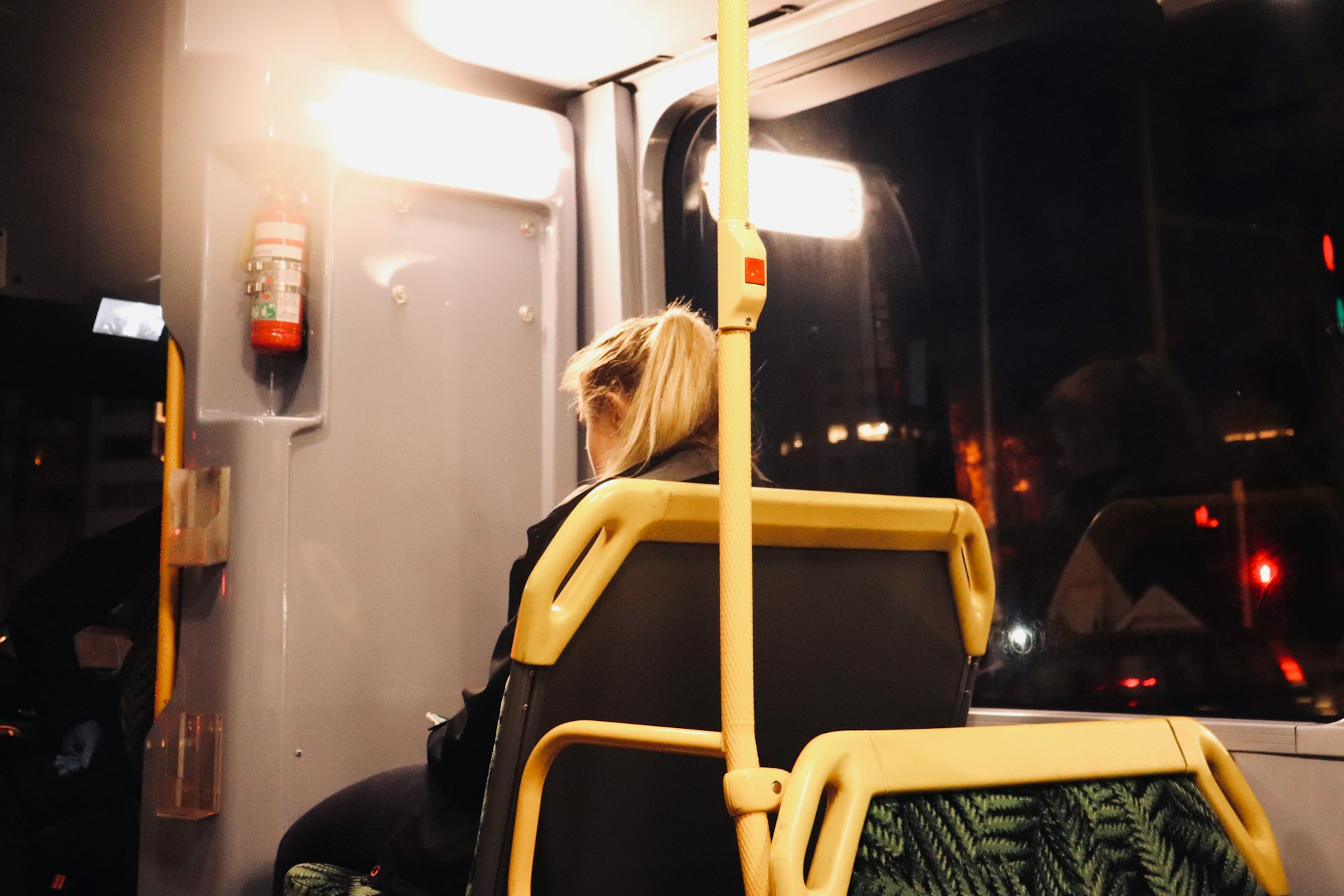 Una mujer en un tren de metro | Fuente: Unsplash
