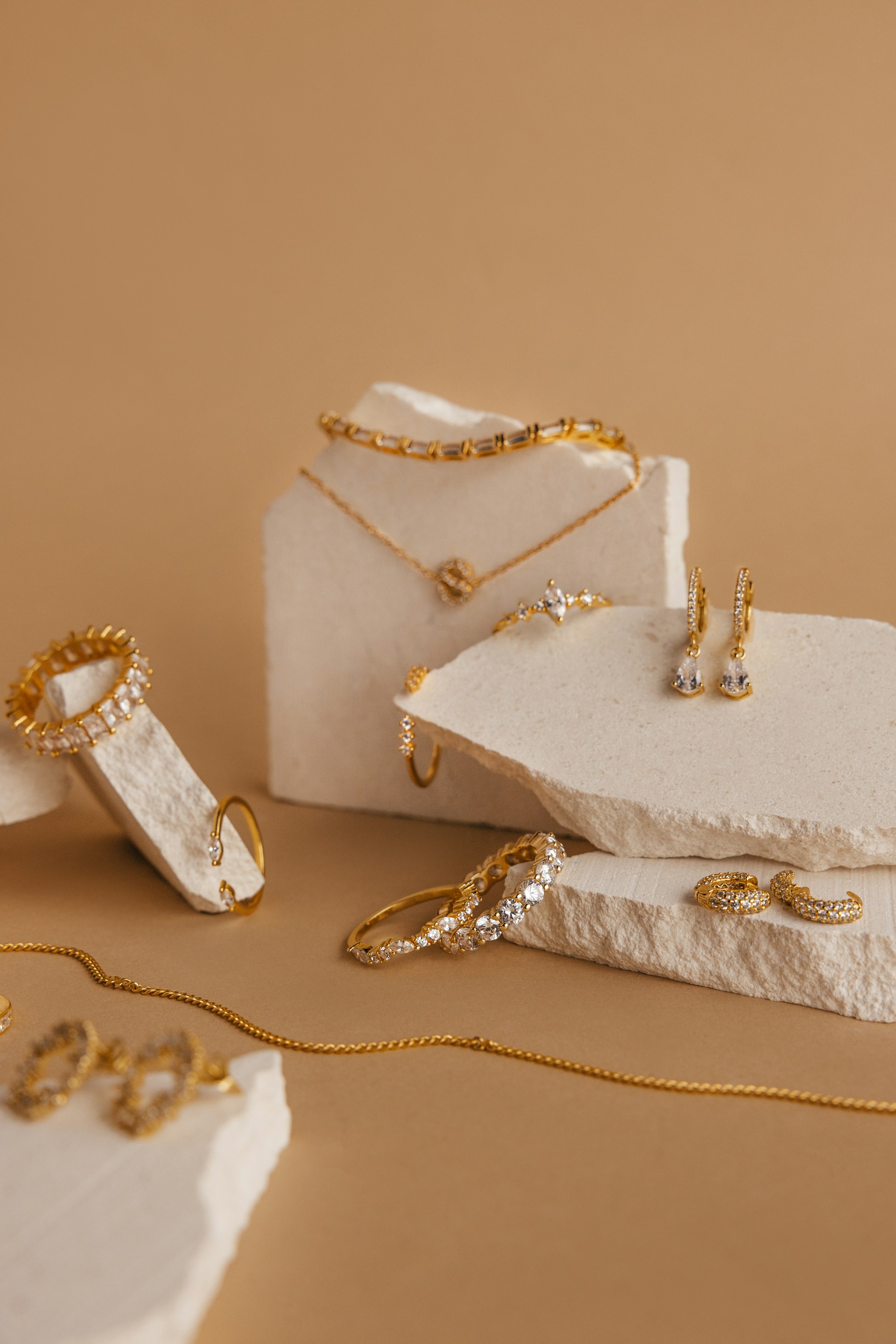 Joyas doradas en un expositor | Fuente: Unsplash