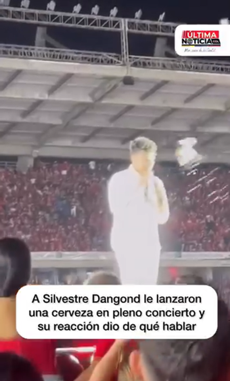 Silvestre Dangond en el escenario segundos antes de ser golpeado en el rostro por la cerveza que lanzó una persona del público durante la presentación en el estadio Metropolitano de Barranquilla | Fuente: Instagram/ultimanoticiacol