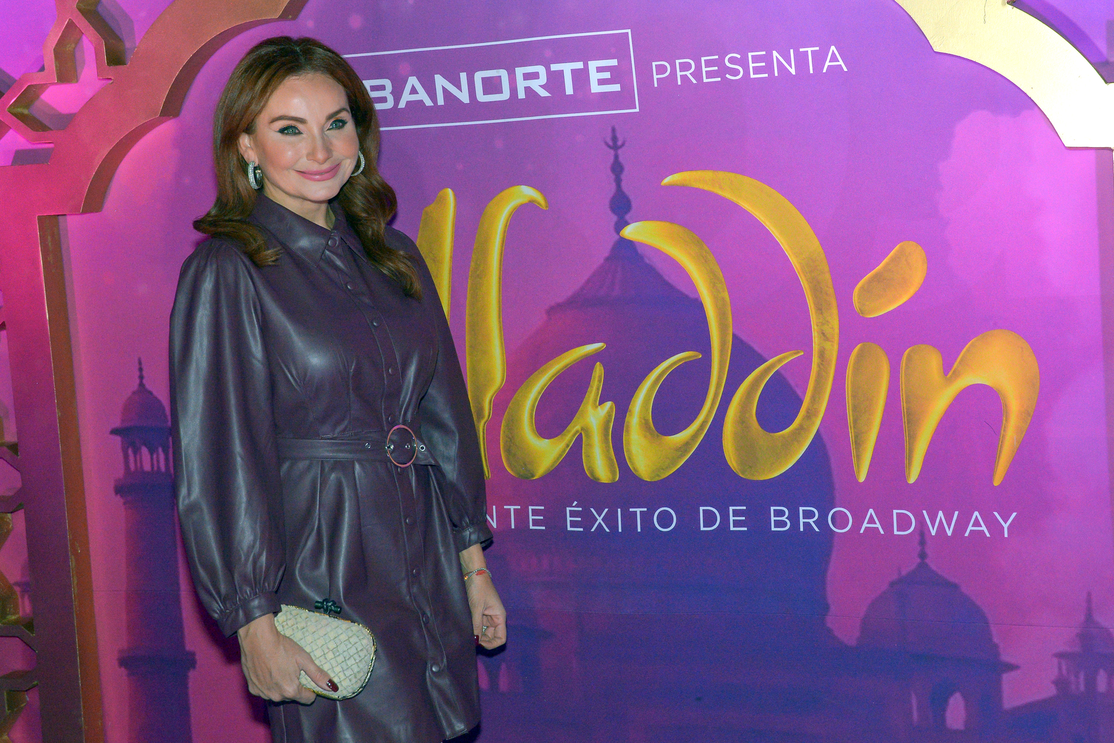 Elizabeth Álvarez posa para una foto durante la alfombra roja de "Aladdin" en el Teatro Telcel el 17 de noviembre de 2021 en Ciudad de México, México. | Fuente: Getty Images