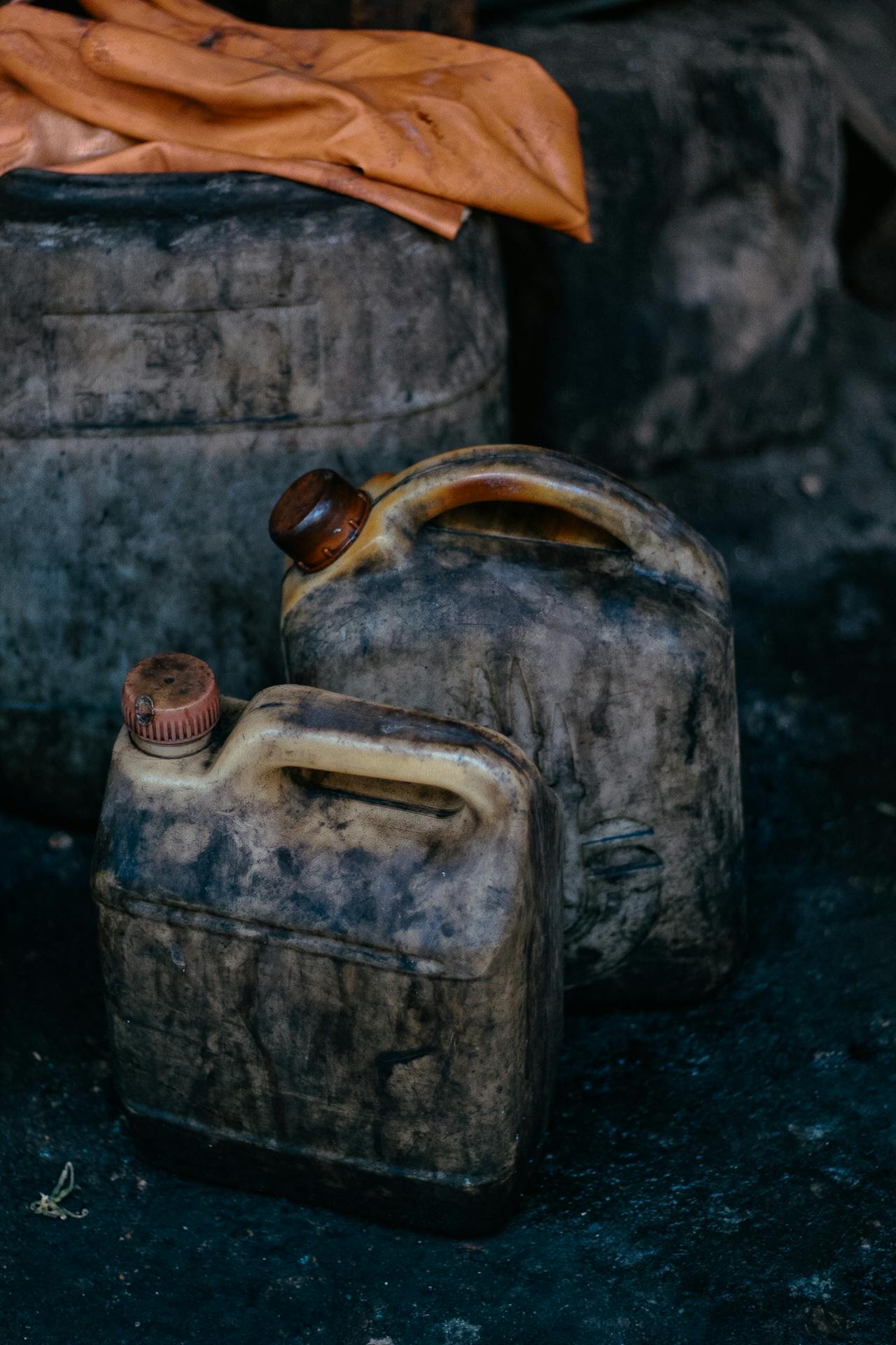 Dos bidones de gasolina | Fuente: Pexels