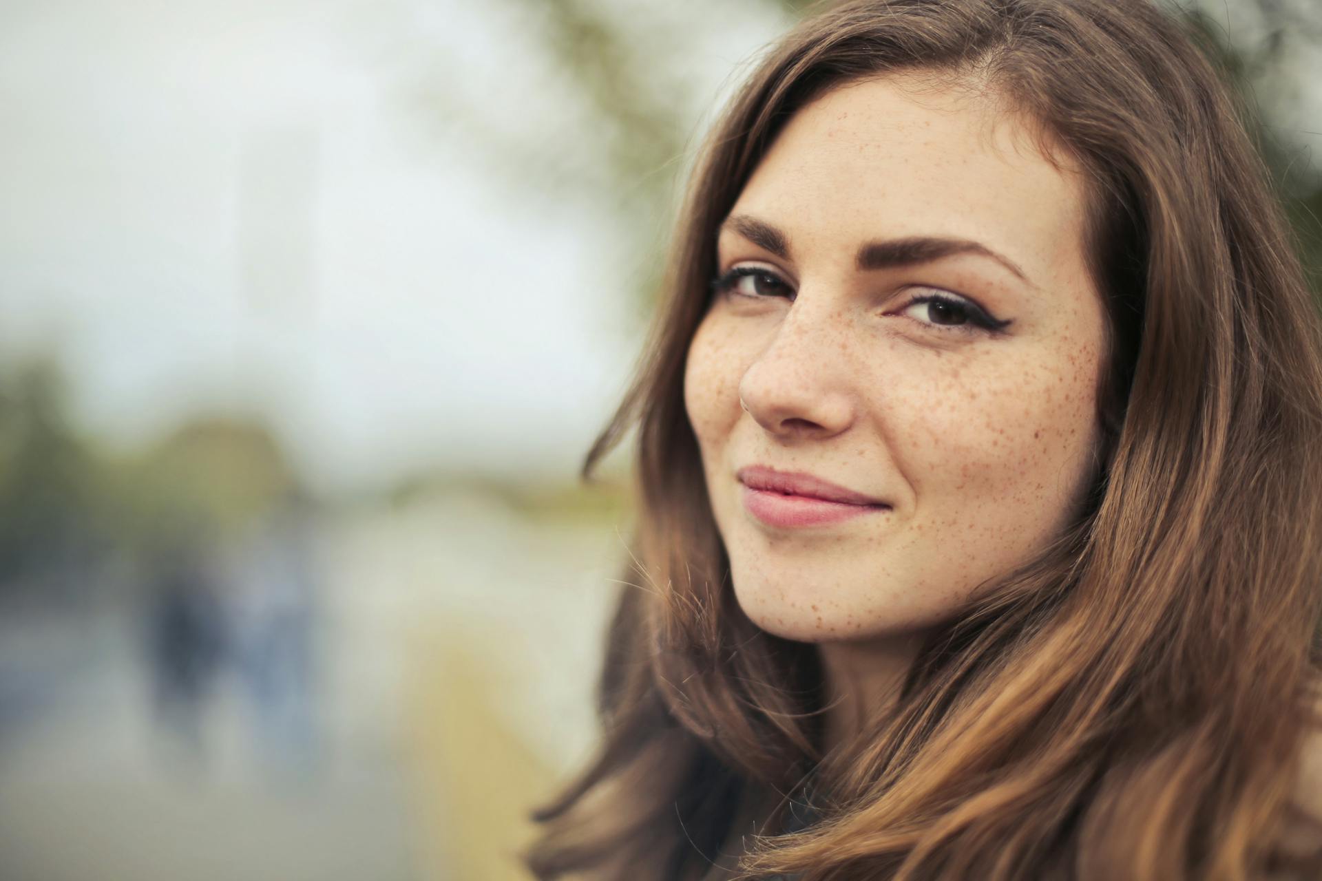 Una mujer sonriente | Fuente: Pexels