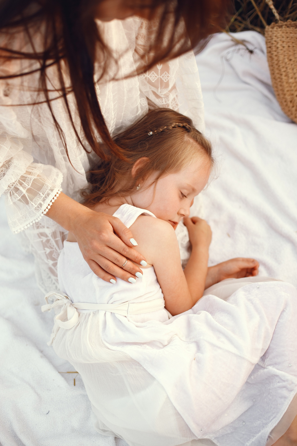 Una madre vigilando a su hija | Fuente: Freepik
