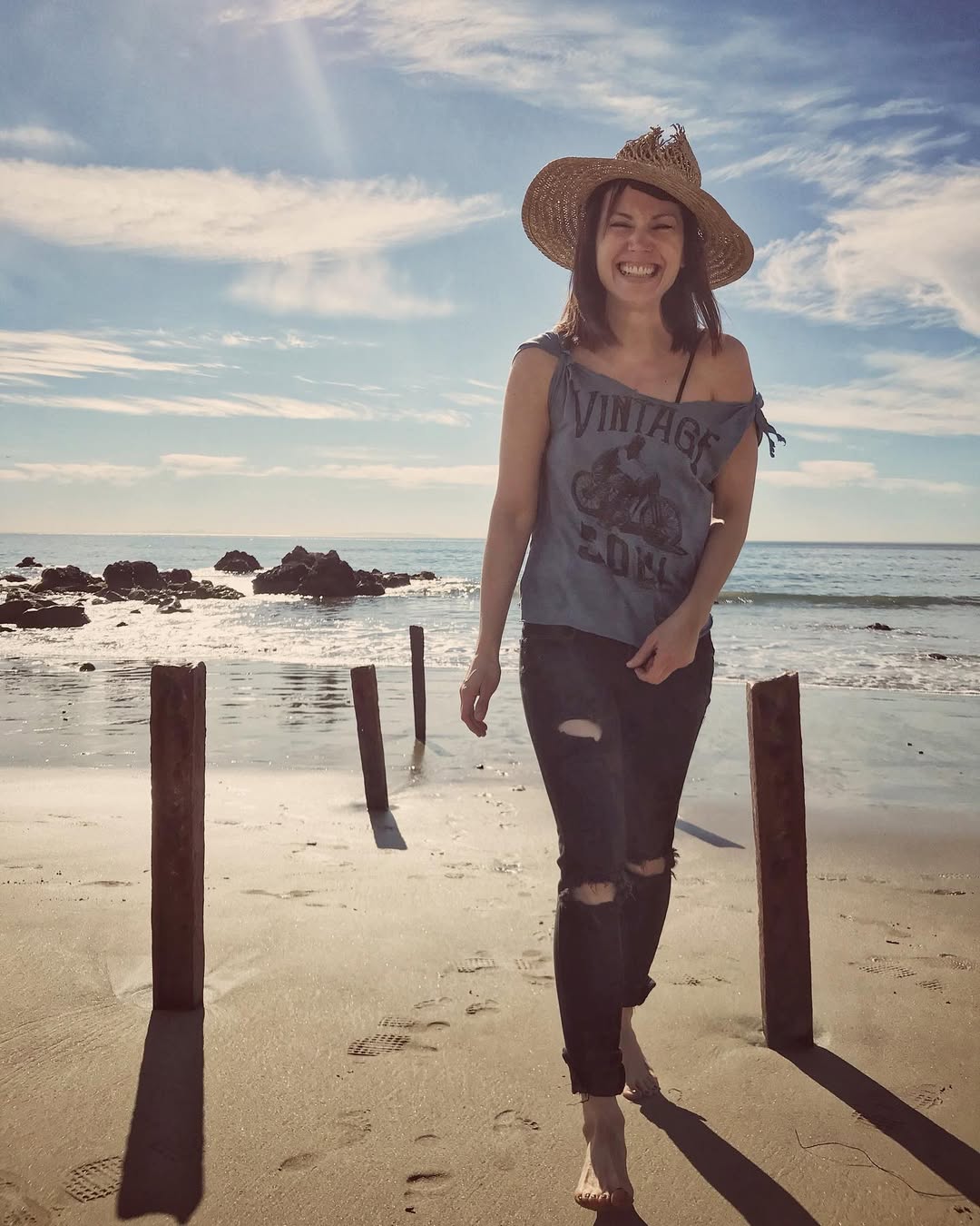 Heather McComb sonriendo mientras camina por una playa, publicado el 8 de enero de 2020. | Fuente: Instagram/heatmccomb
