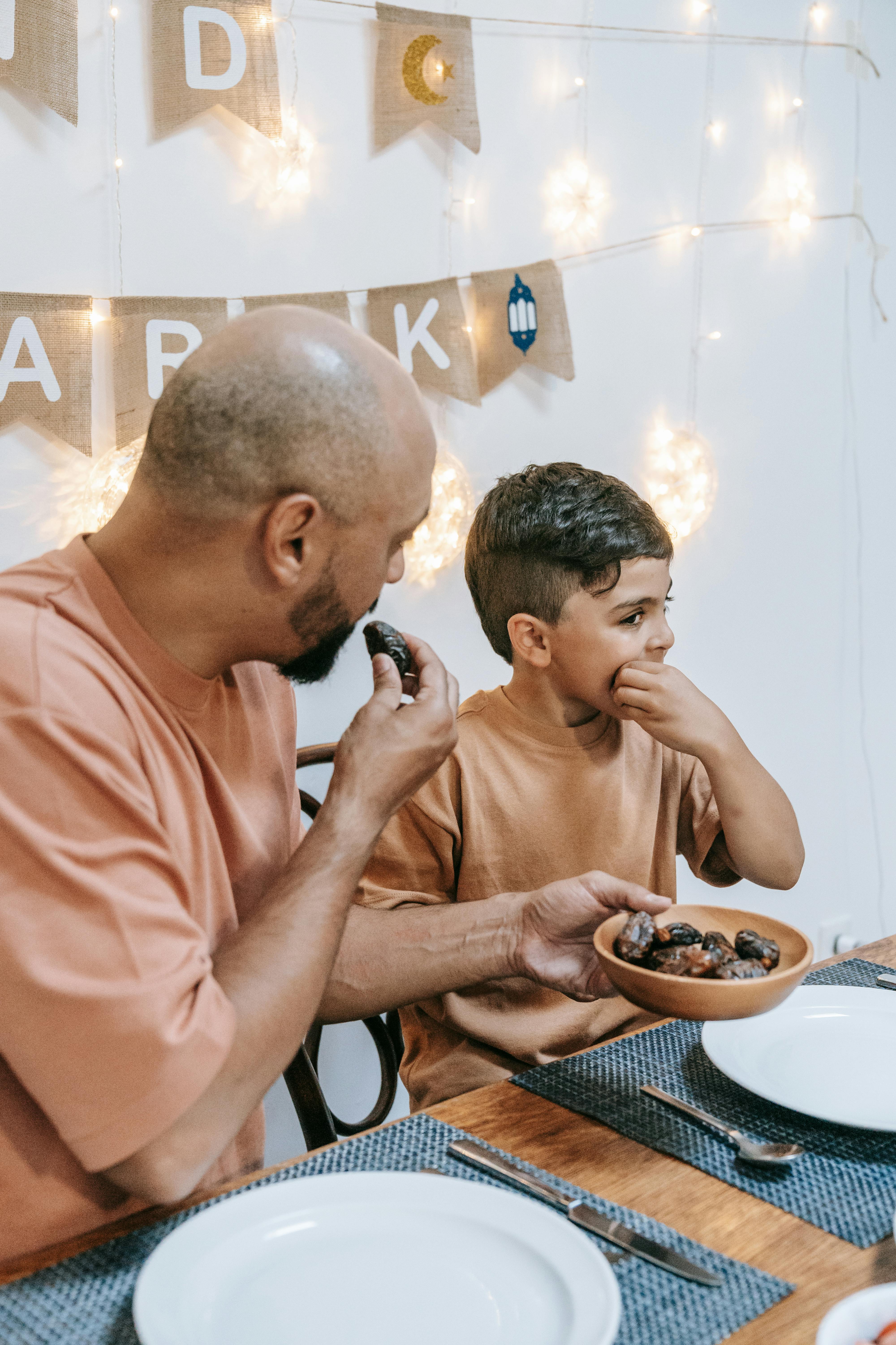 Un padre y su hijo estrechando lazos | Fuente: Pexels