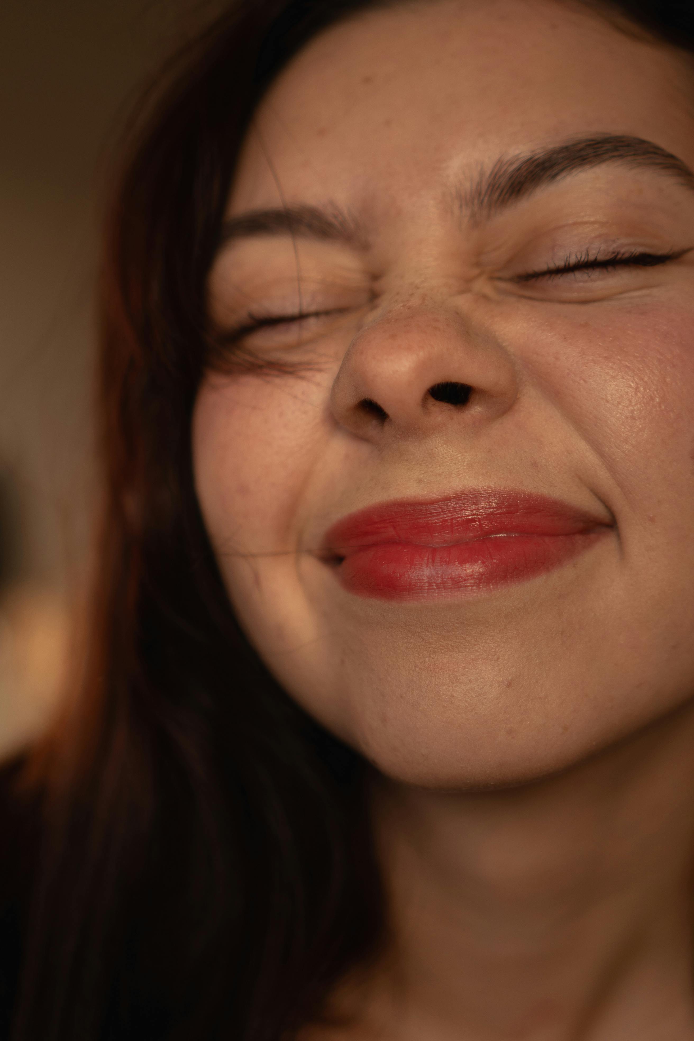 Una mujer sonriendo | Fuente: Pexels