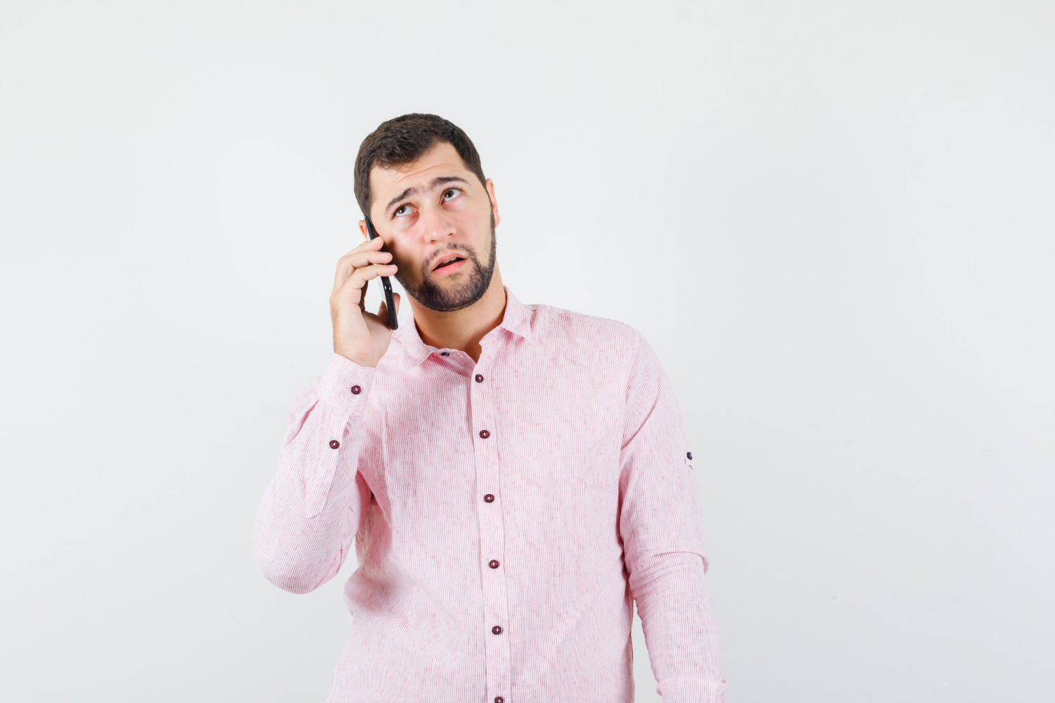 Un hombre hablando por teléfono | Fuente: Freepik