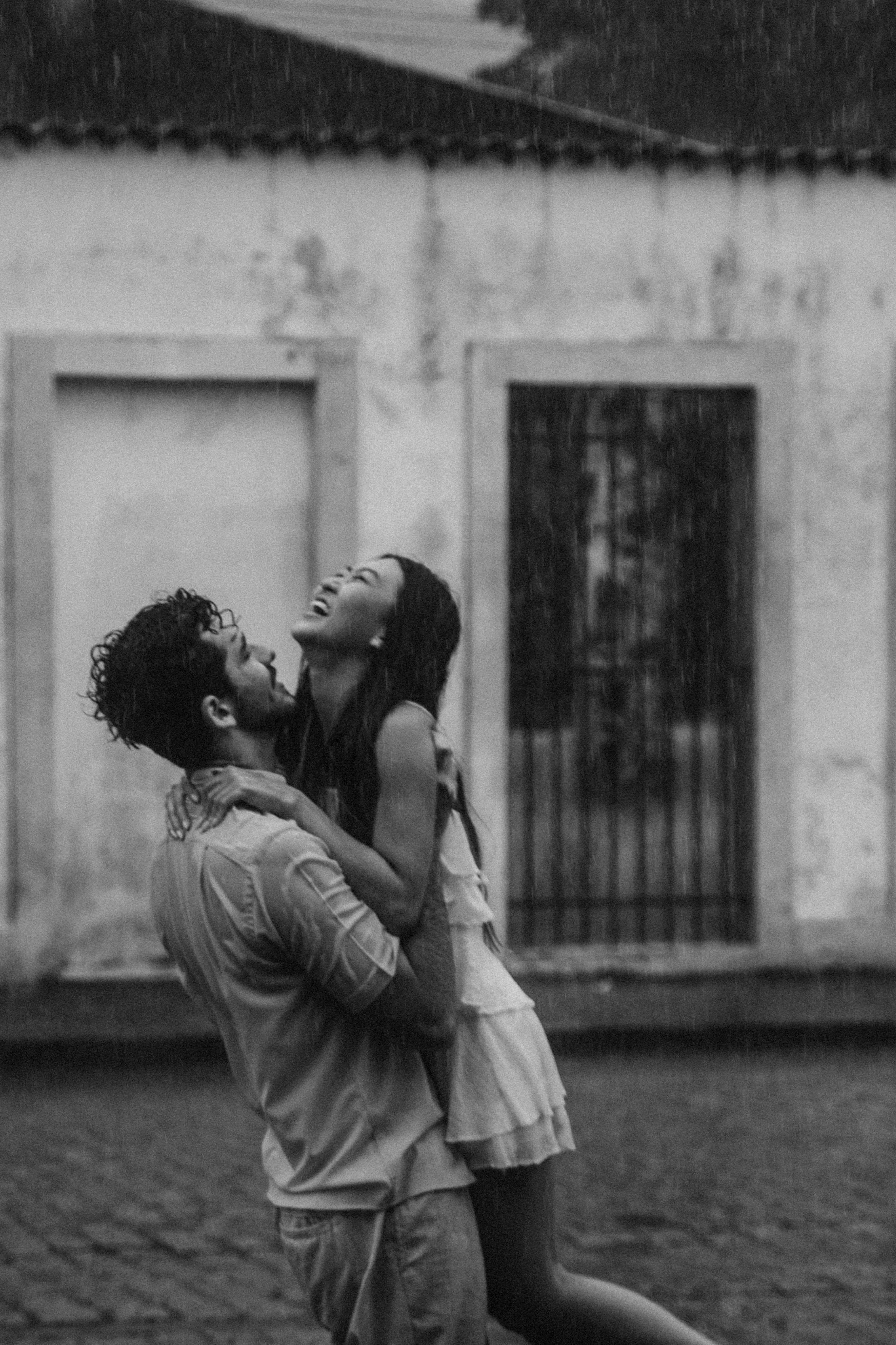 Una pareja feliz bajo la lluvia | Fuente: Pexels