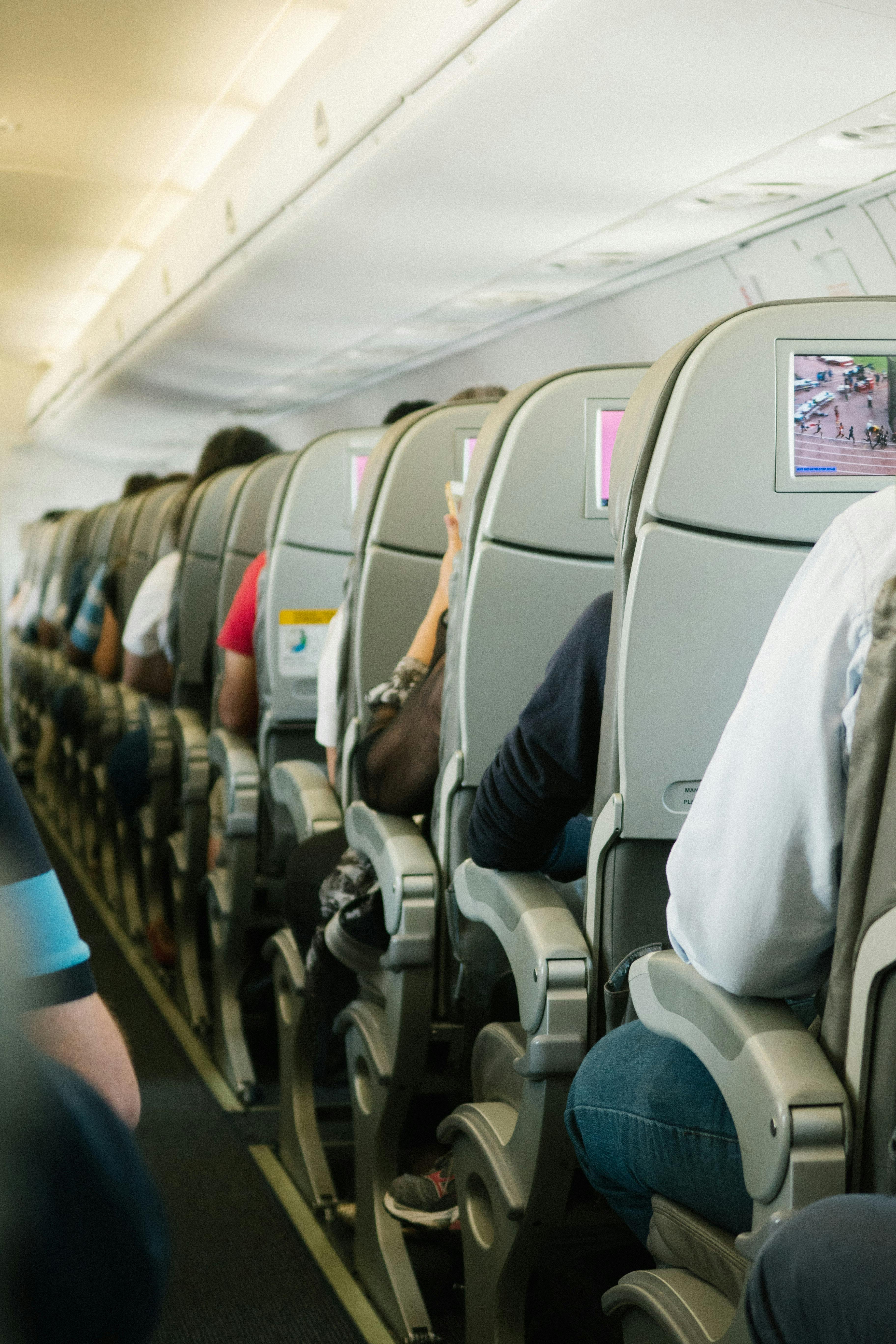 Gente sentada en un avión | Fuente: Pexels