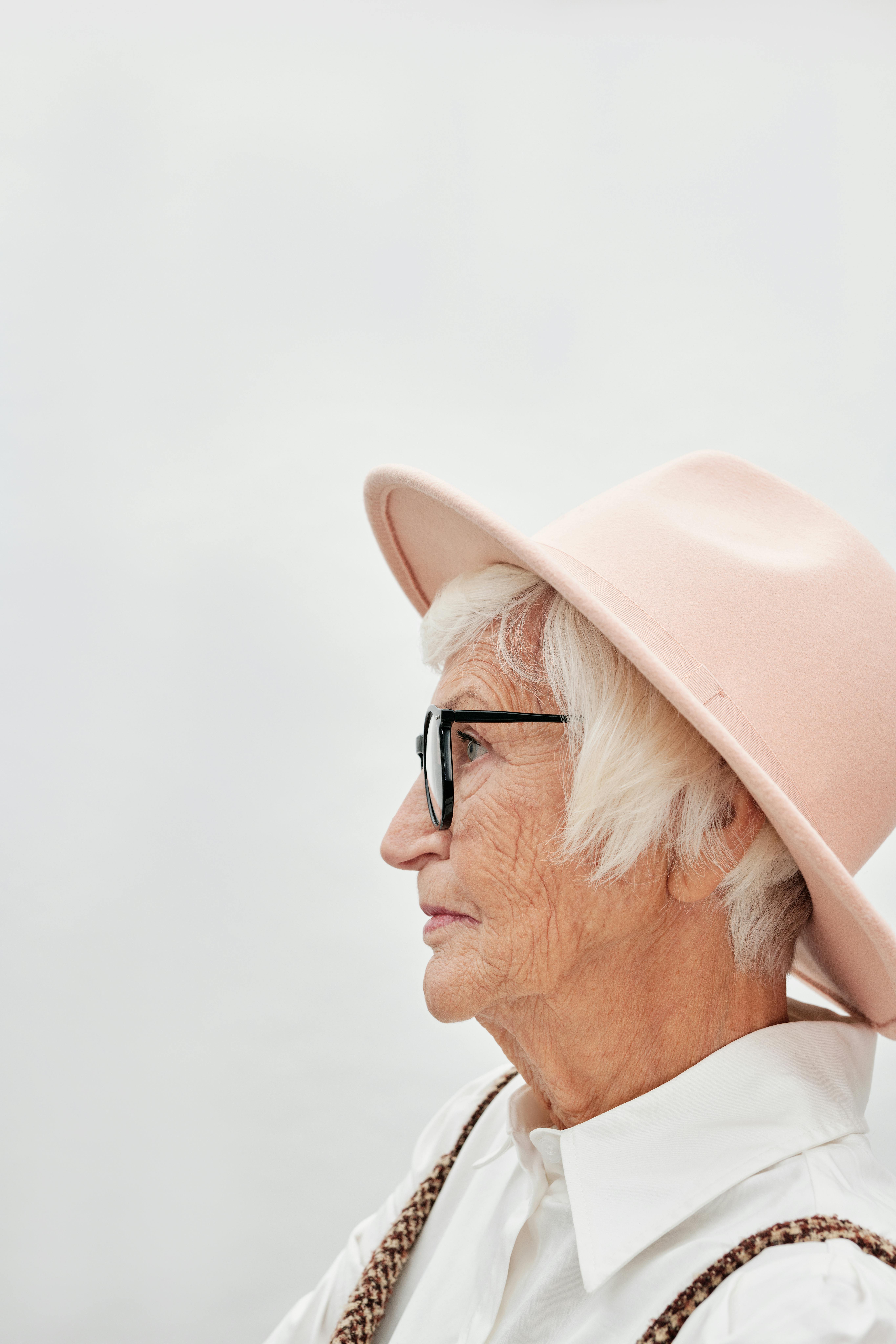 Una mujer preocupada mirando algo | Fuente: Pexels
