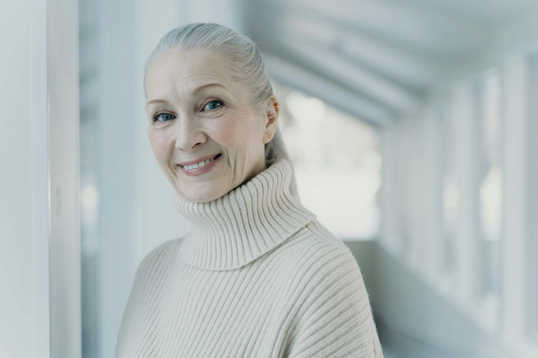 Una mujer sonriente de mediana edad | Fuente: Pexels