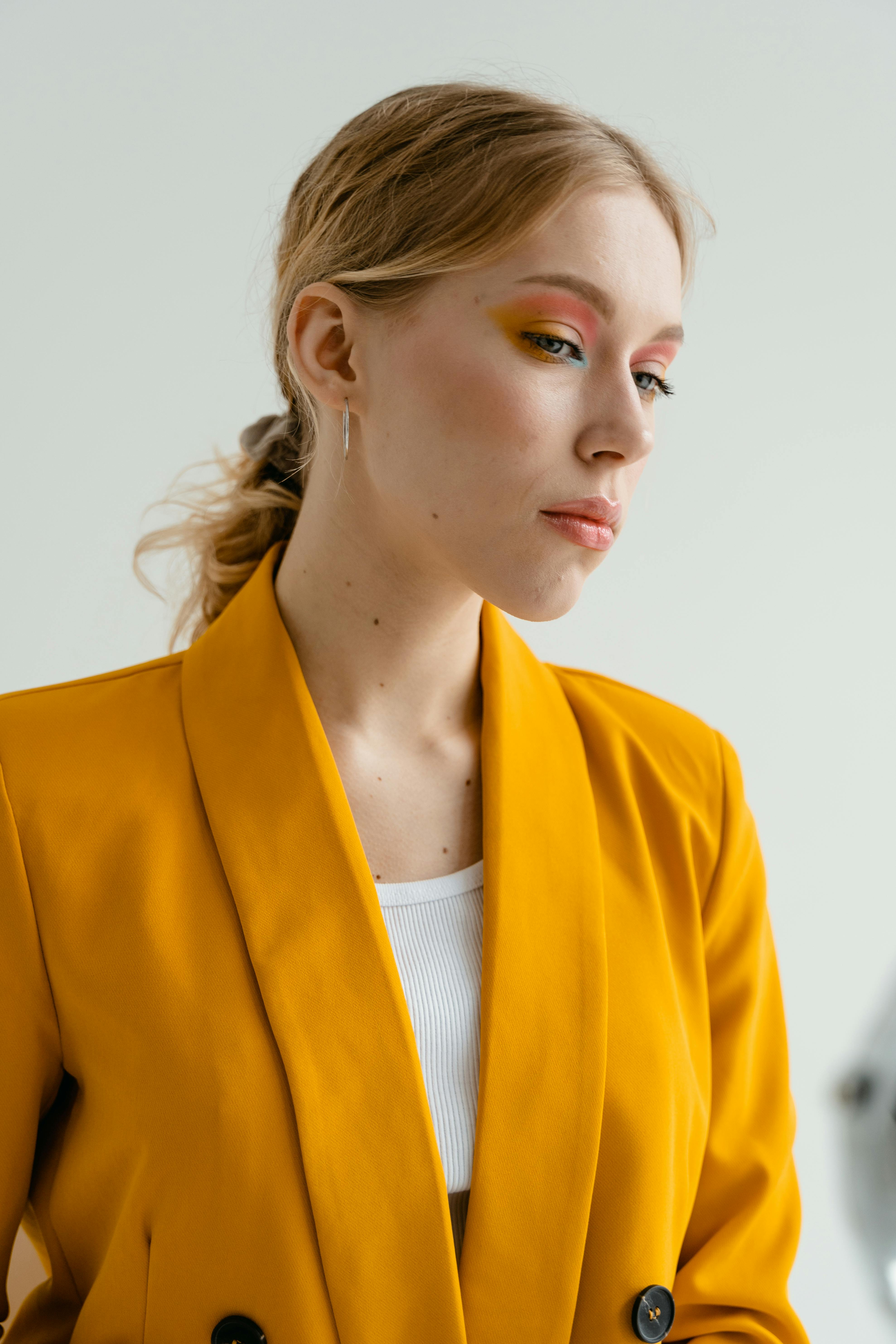 Una mujer con un traje amarillo brillante | Fuente: Pexels
