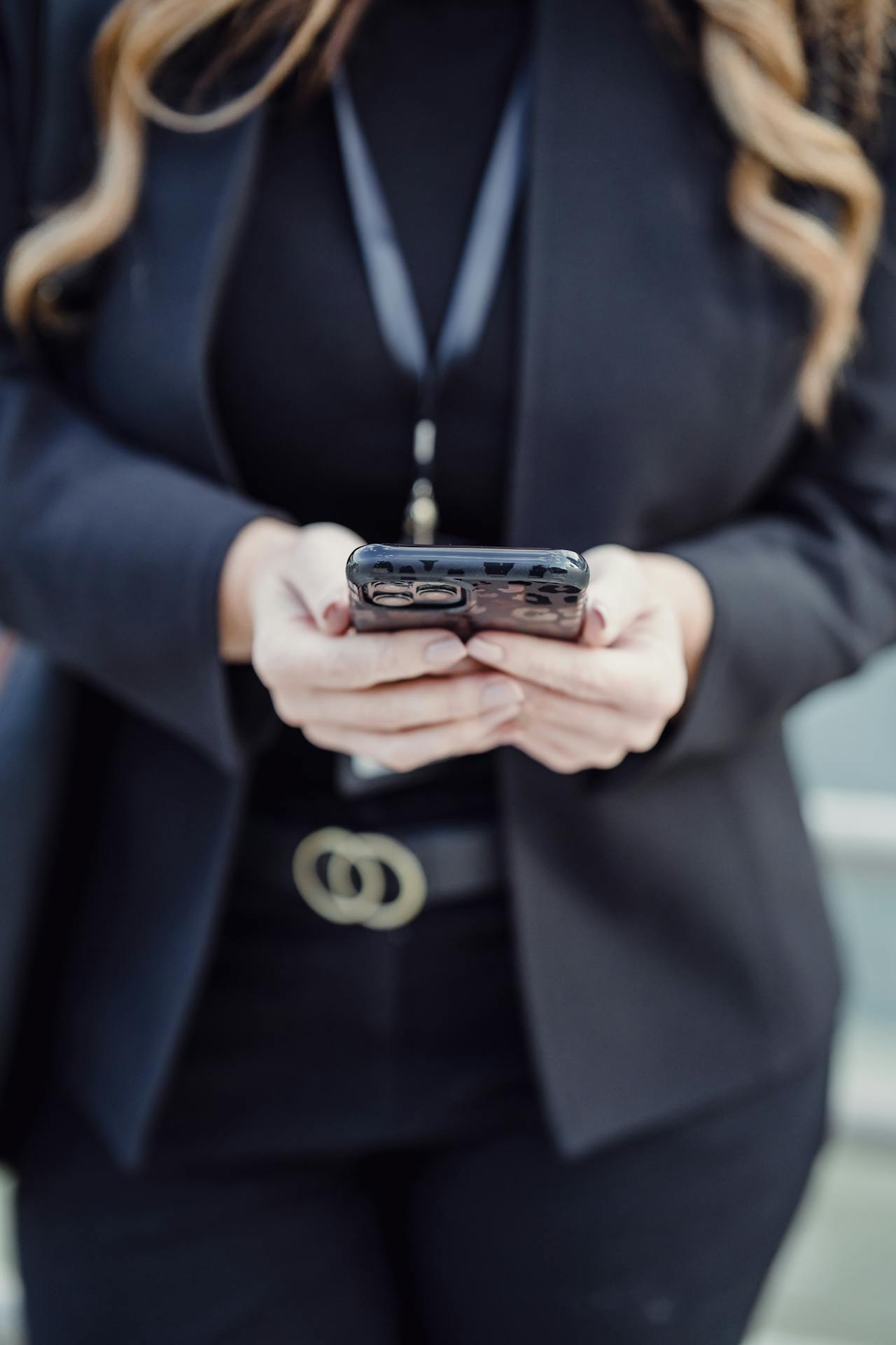 Foto recortada de una mujer sujetando su teléfono | Fuente: Pexels