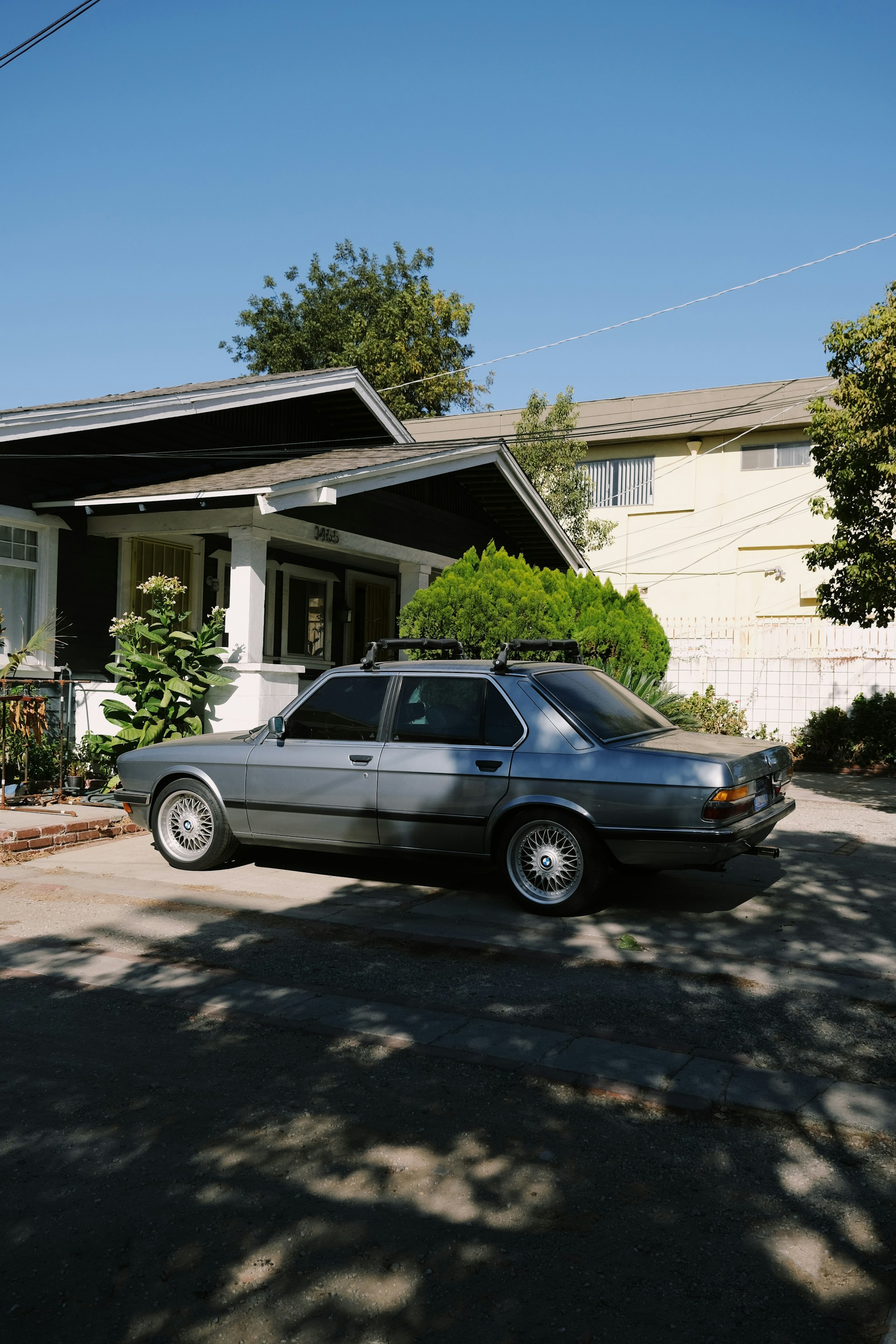 Un Automóvil delante de una casa | Fuente: Unsplash