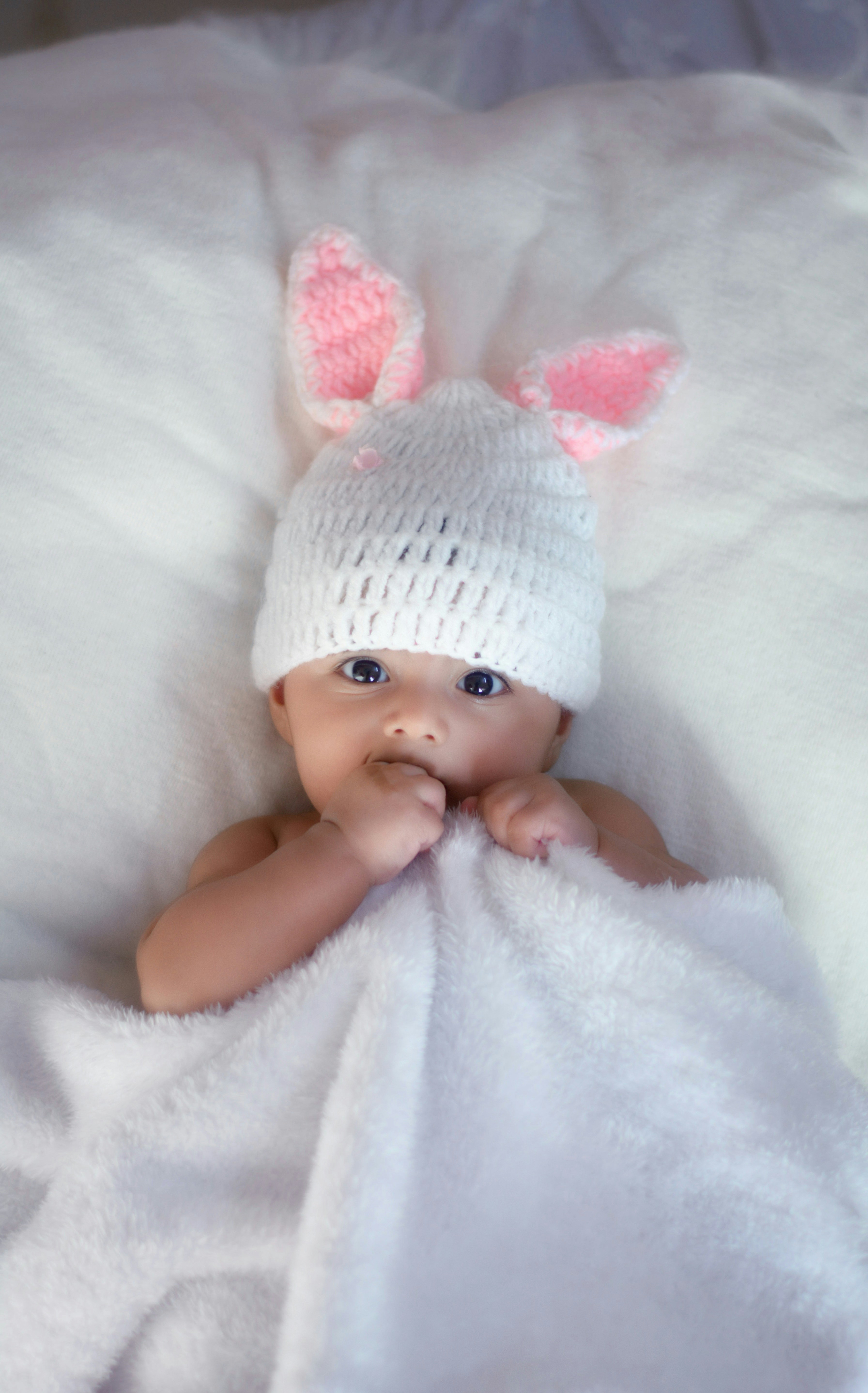 Una niña con un gorro tejido blanco | Fuente: Unsplash