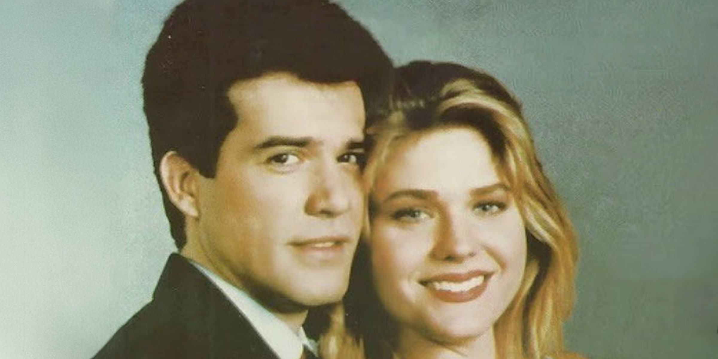 Miguel de León y Sonya Smith | Fuente: youtube.com/@amnesiatv-novelaslatinas27