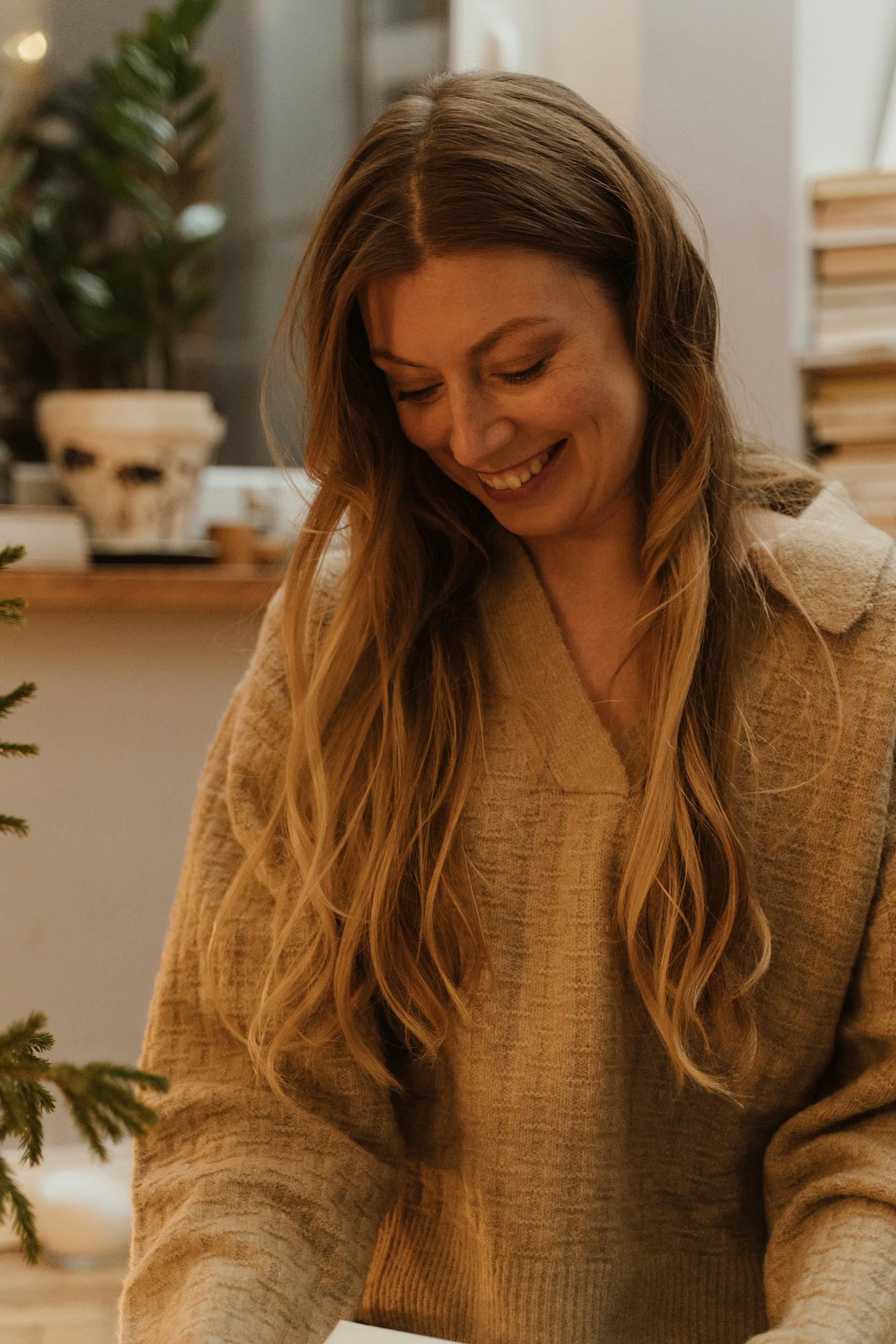 Una mujer sonriendo ante algo | Fuente: Pexels