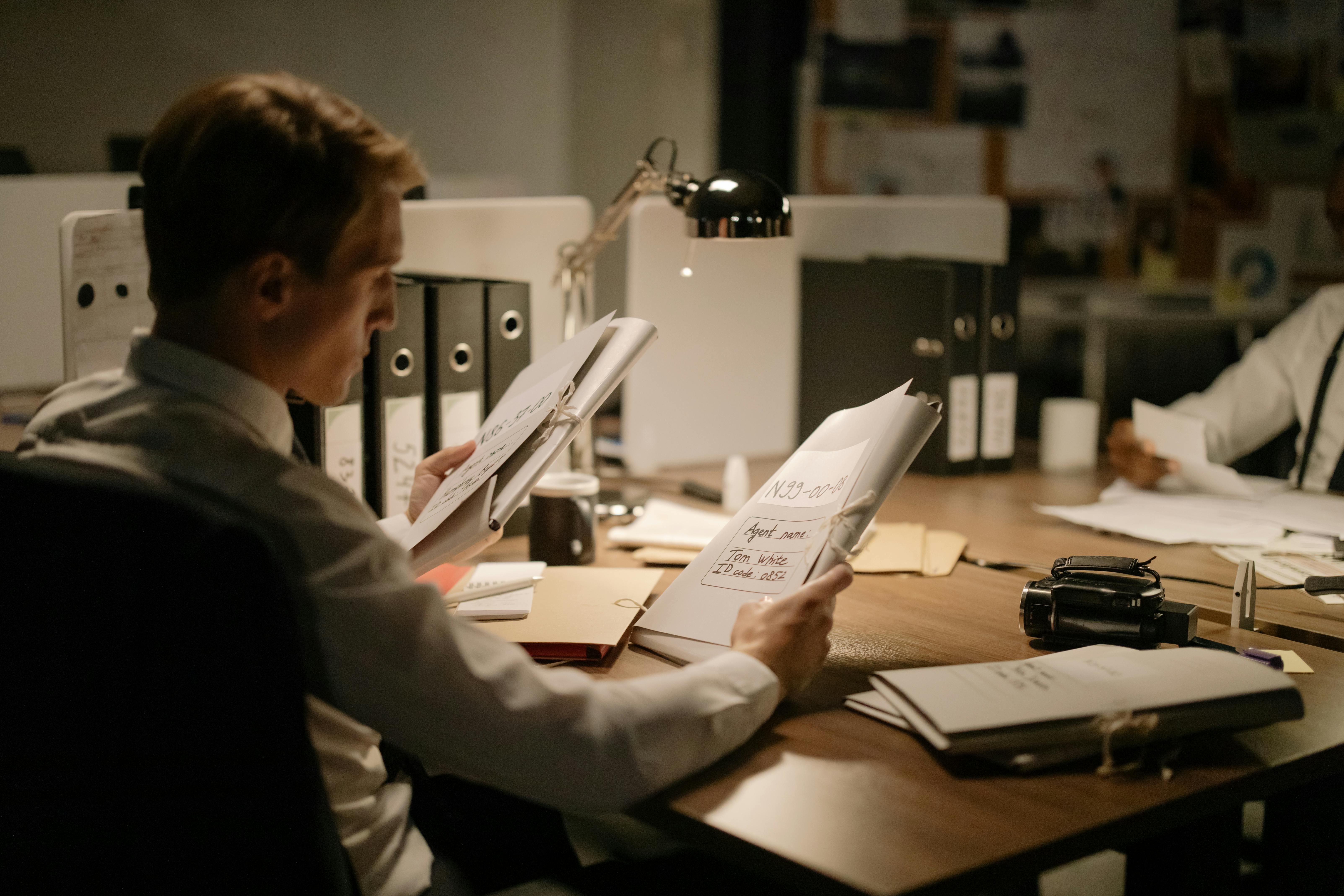 Un hombre sentado en un escritorio | Fuente: Pexels