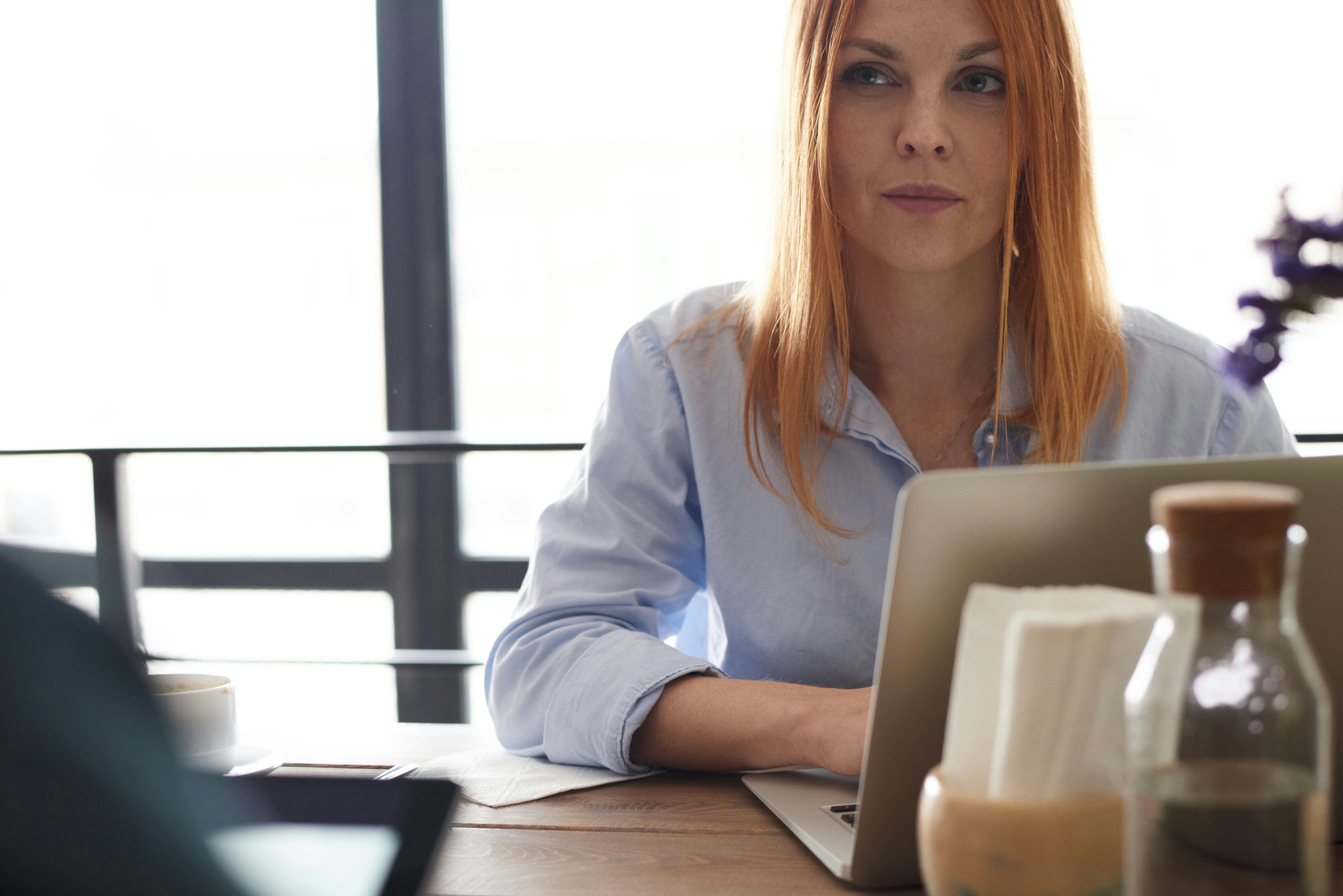 Una mujer seria | Fuente: Pexels