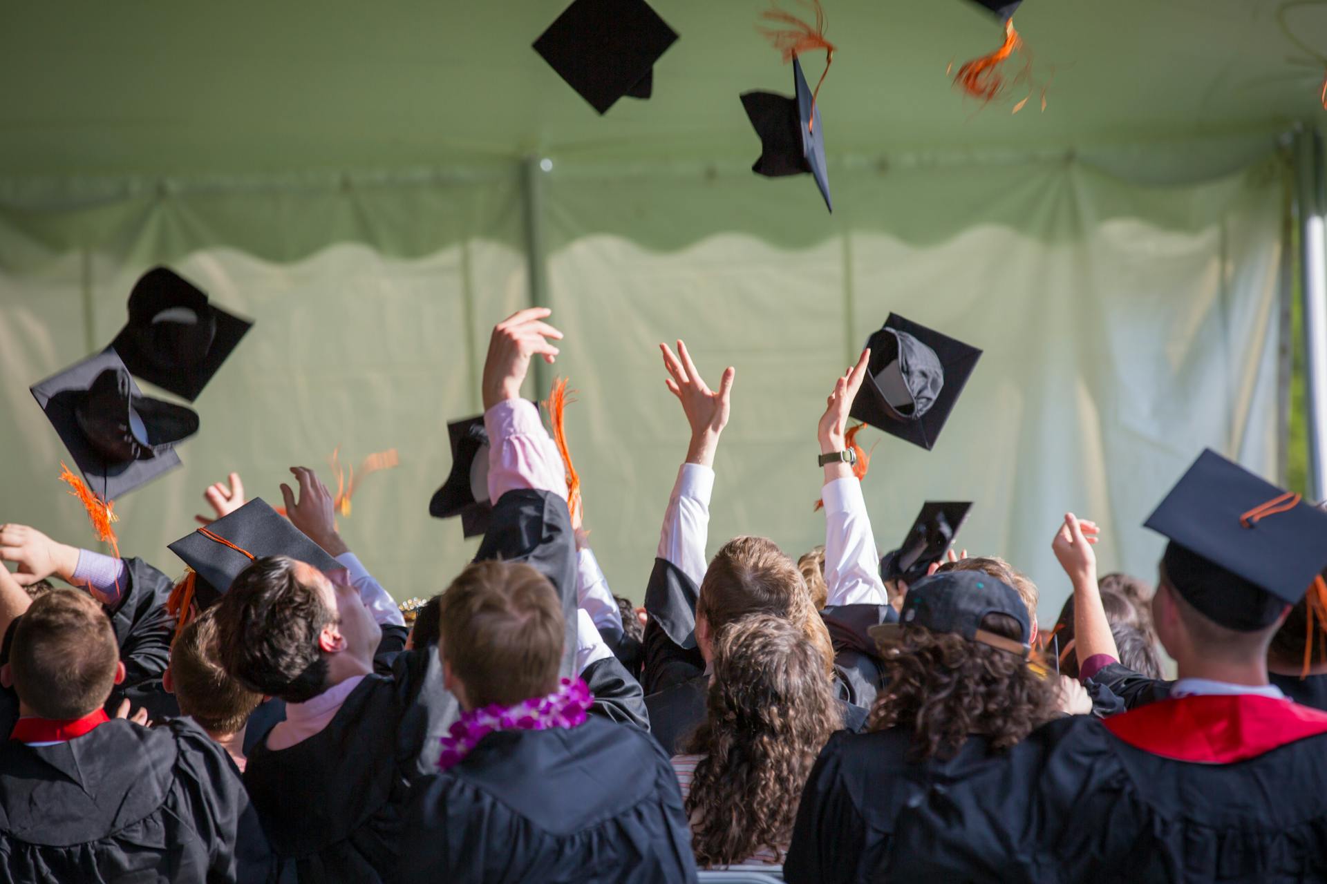 Estudiantes en su ceremonia de graduación | Fuente: Pexels