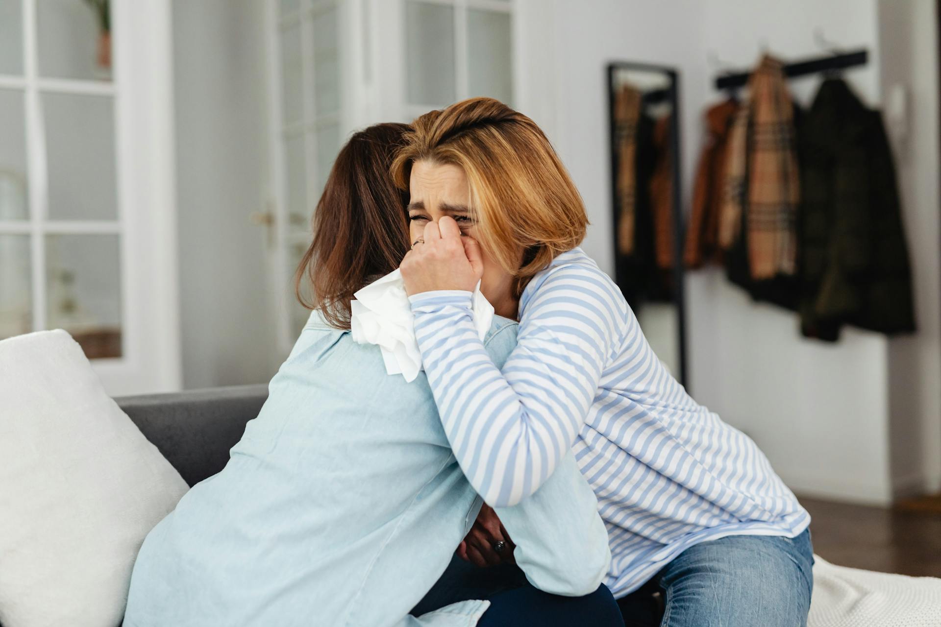 Una mujer llorando abraza a su amiga | Fuente: Pexels