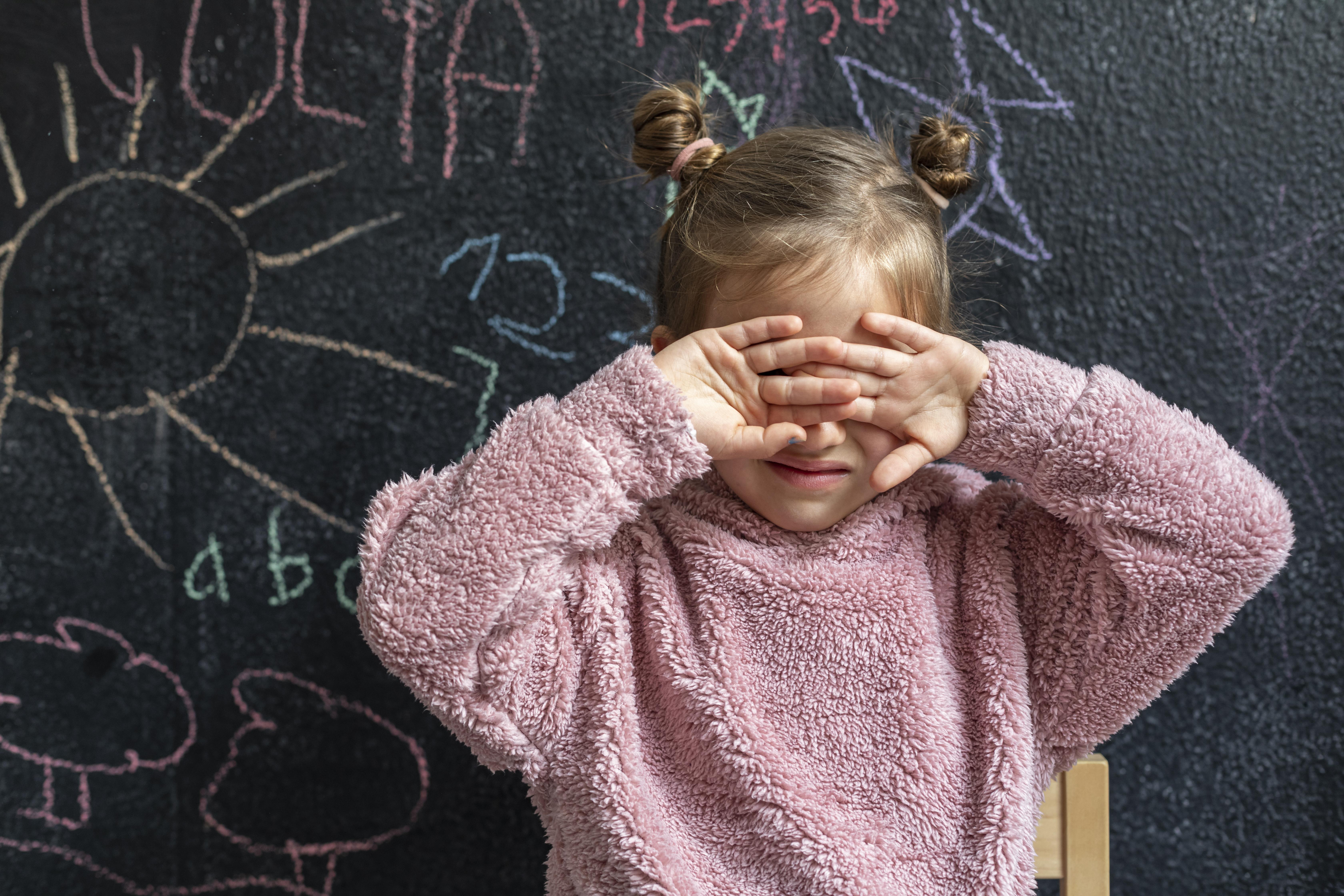 Niña asustada | Fuente: Freepik