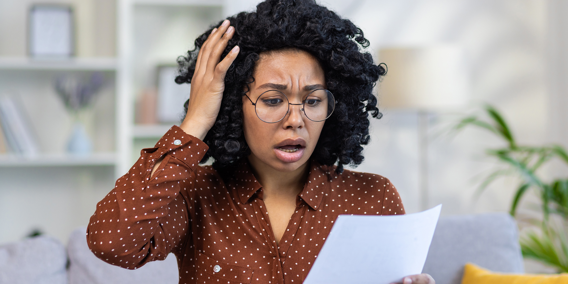 Una mujer mirando un documento | Fuente: Shutterstock