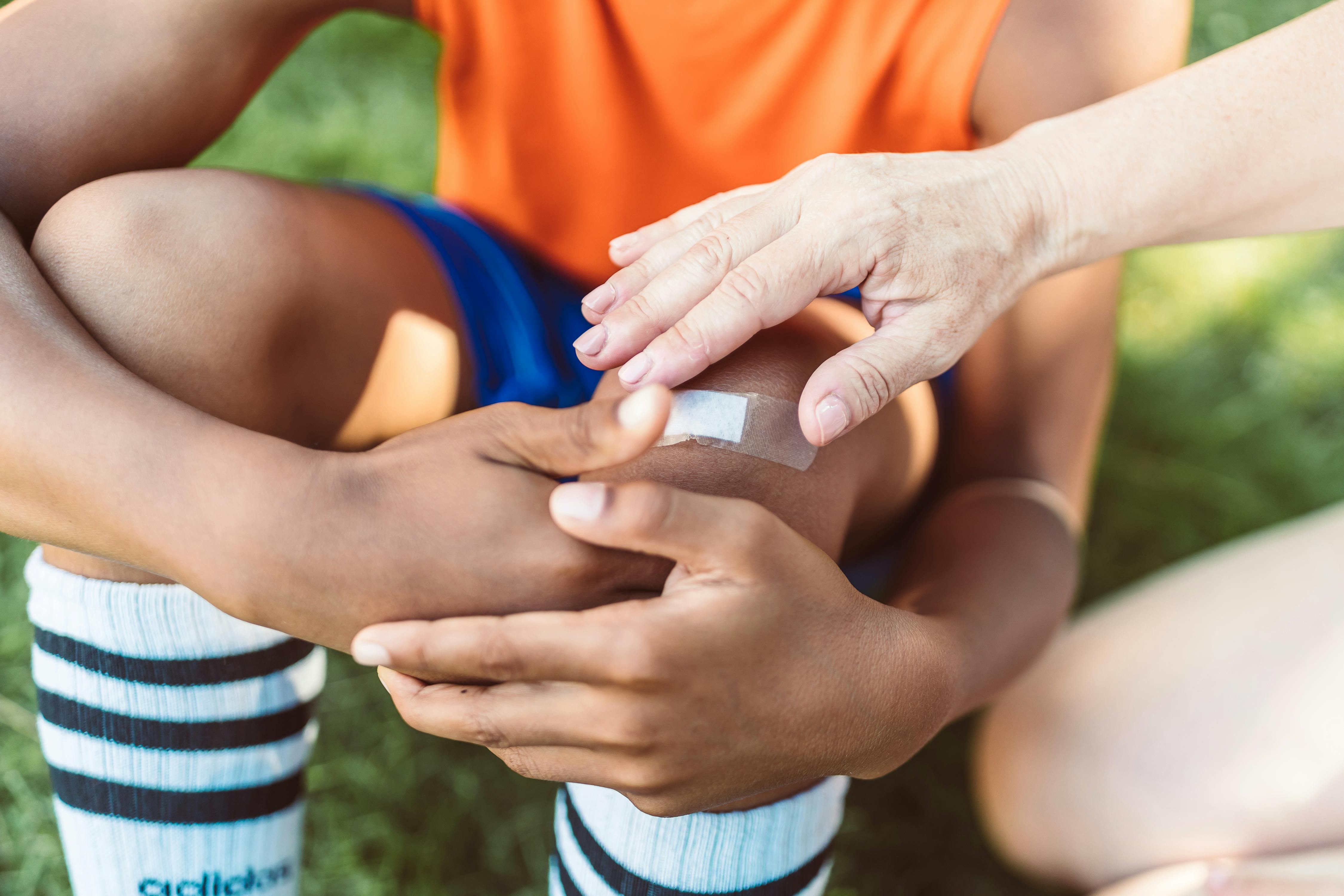 Una tirita en la rodilla de un niño | Fuente: Pexels