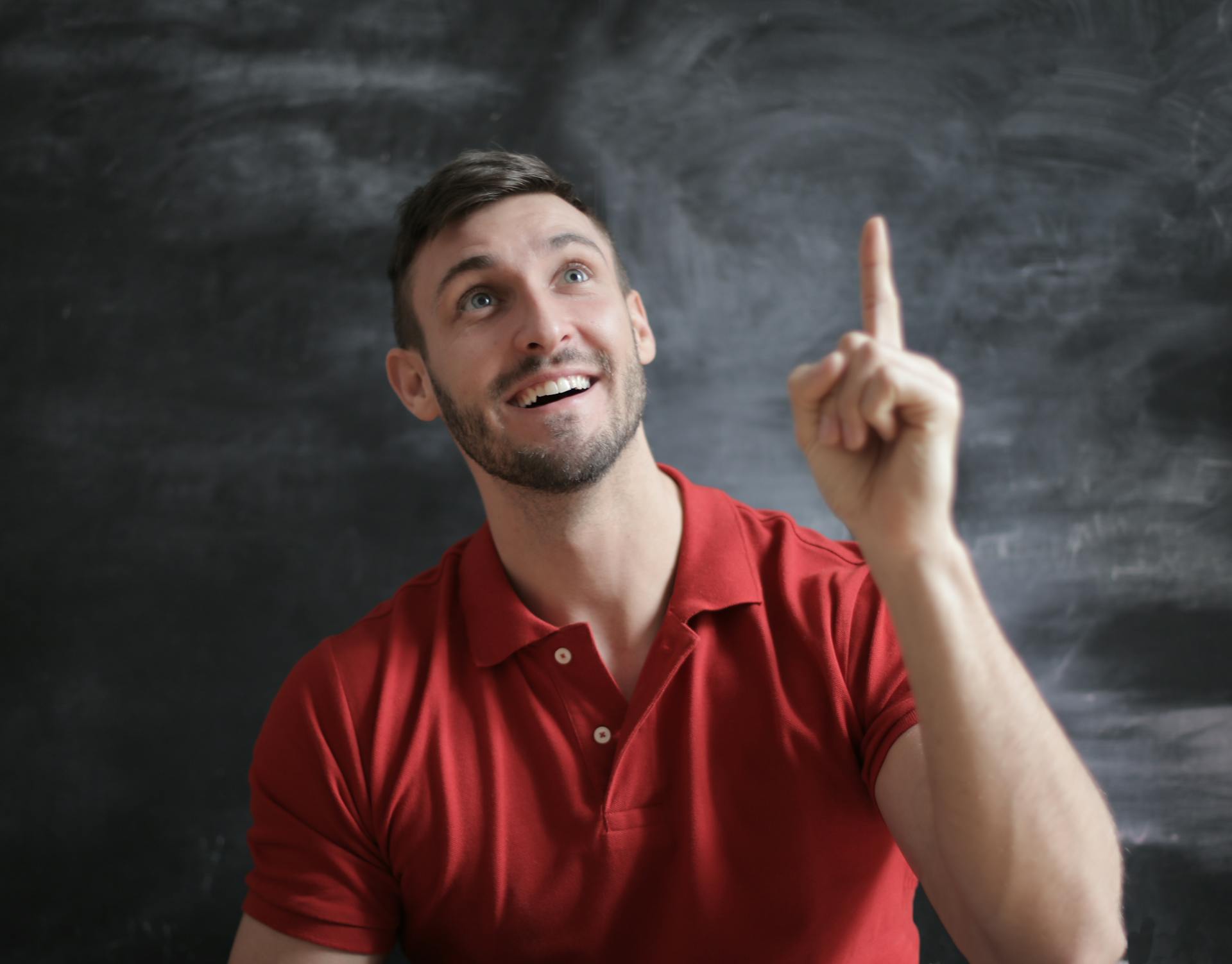 Un hombre con una idea | Fuente: Pexels