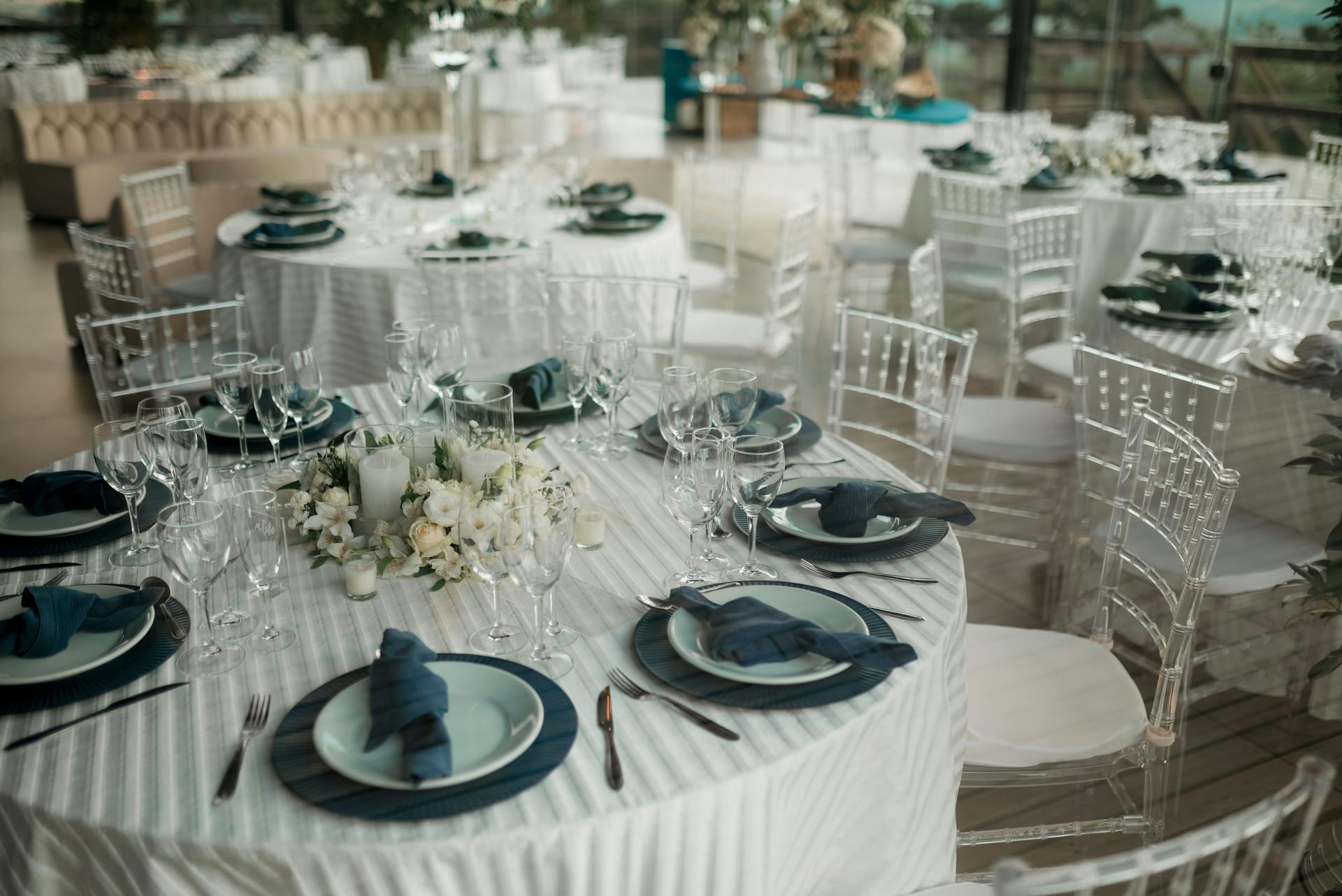 Colocación de la mesa en un banquete de boda | Fuente: Pexels