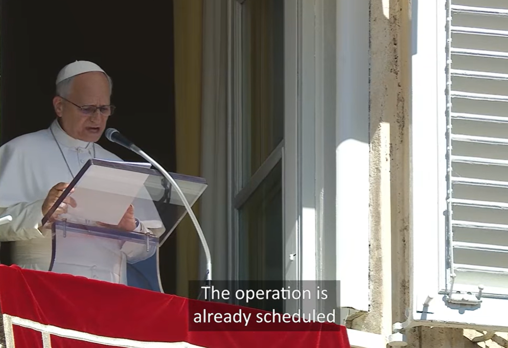 El papa León XIV lee un documento durante su discurso del Ángelus en el Vaticano el 11 de octubre de 2026, mientras anuncia que tiene programada una operación para extirpar un nódulo pulmonar. El portavoz del Vaticano, Matteo Bruni, dijo que la intervención estaba prevista para principios de semana, con un periodo de recuperación posoperatorio estimado de aproximadamente una semana. | Fuente: YouTube/Vatican News - English