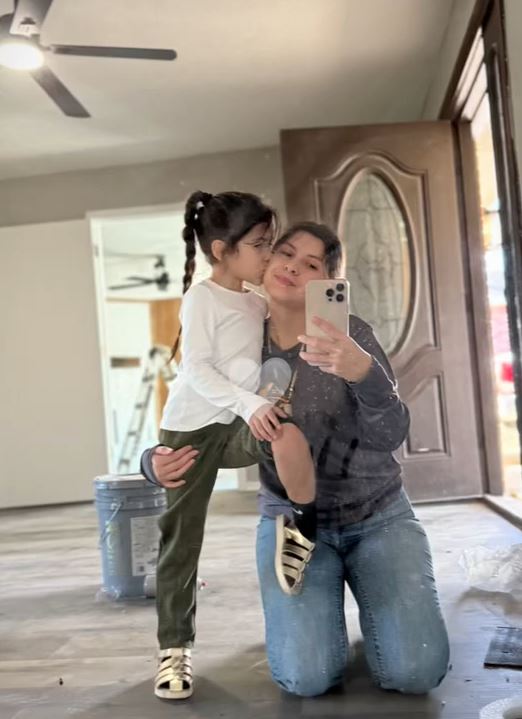 Josselin Gavarrete López con su niña | Fuente: TikTok/jossy_gav