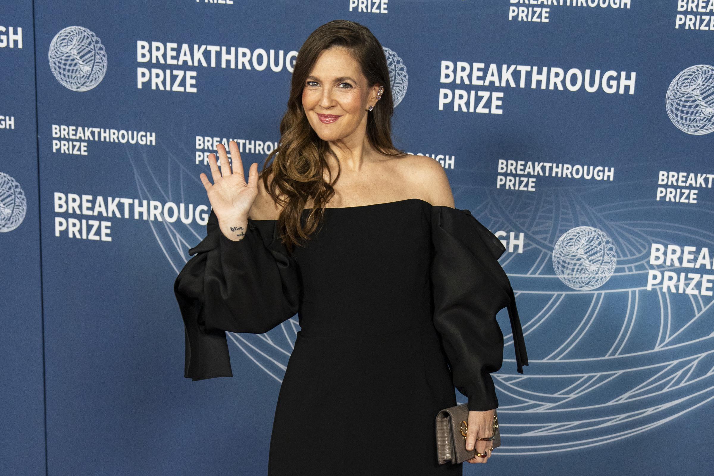 Drew Barrymore muestra su esbelta figura en la Ceremonia del Premio Breakthrough en el Barker Hangar el 5 de abril de 2025 en Santa Mónica, California.