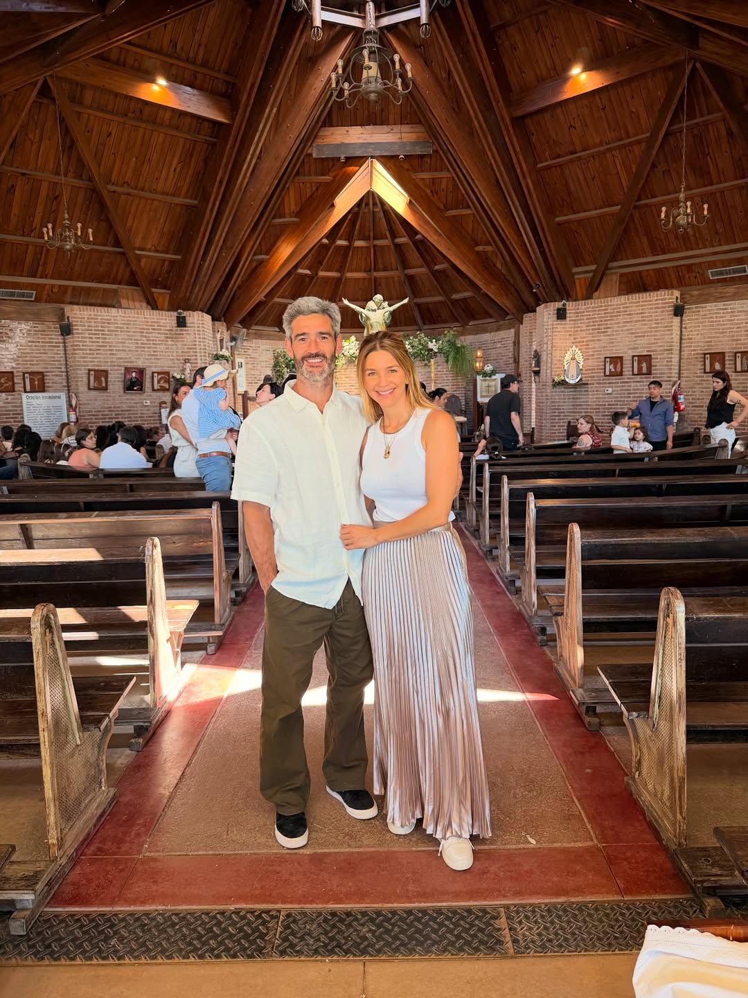 Marcela Kloosterboer y su esposo Fernando Sieling en la iglesia donde se celebró la comunión de su hija Juana | Fuente: Instagram/m.klooster