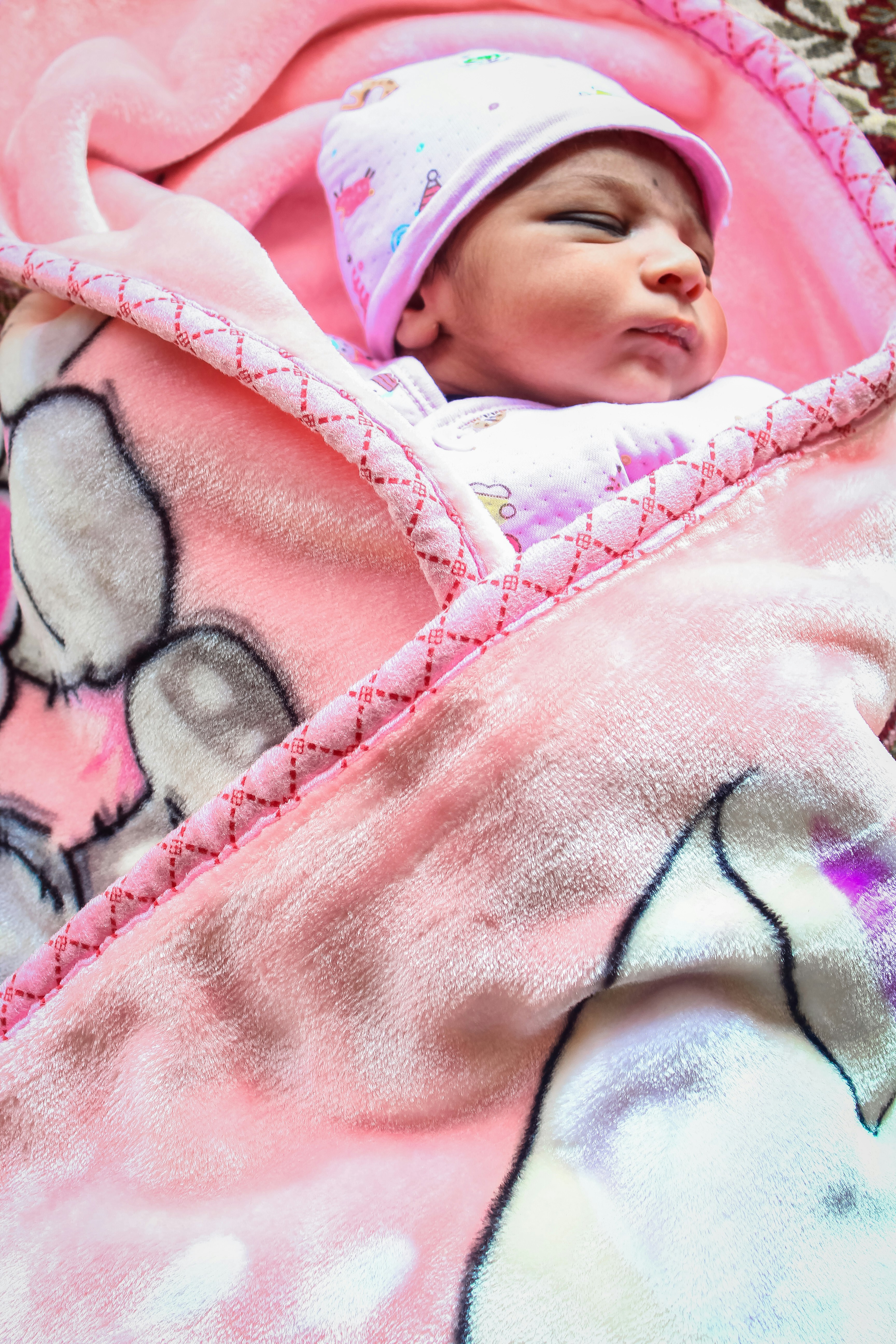 Un bebé en una manta | Fuente: Unsplash
